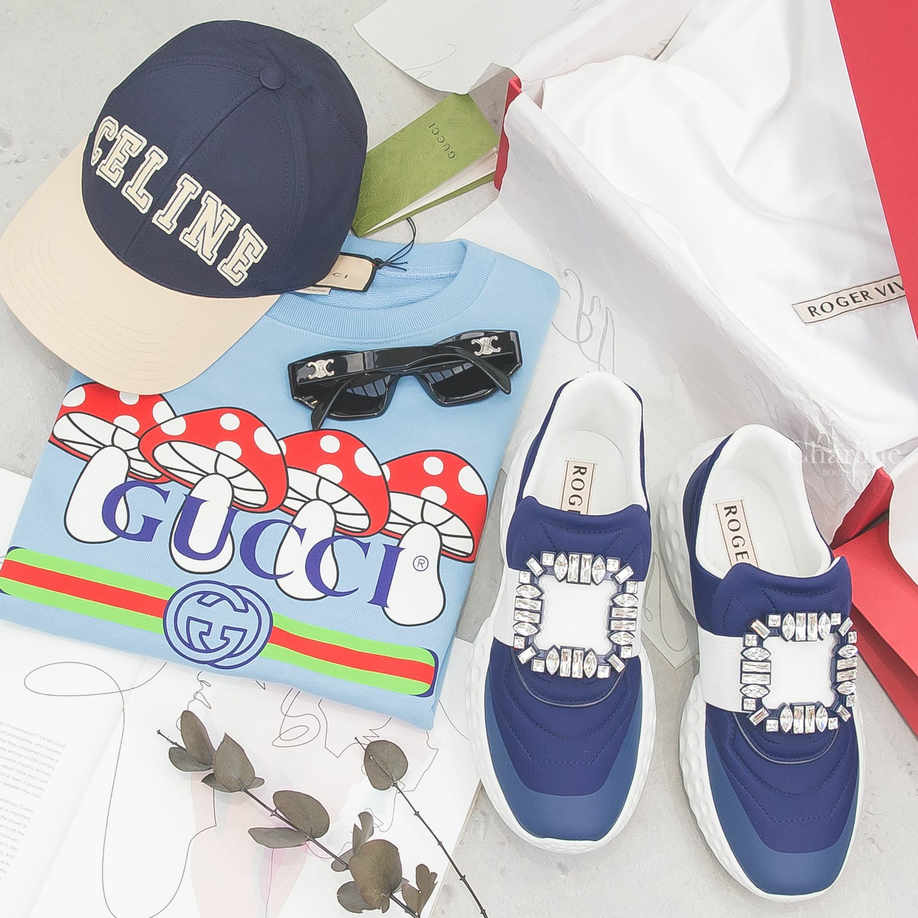 Roger Vivier 藍色/白色水晶方釦太空棉運動鞋,Gucci 藍底紅色蘑菇印花短版落肩五分短袖棉T,Celine 黑色六角形狀側邊銀色凱旋門太陽眼鏡,Celine 海軍藍拼奶油色刺繡藍框棒球帽-Charline Boutique 精品代購