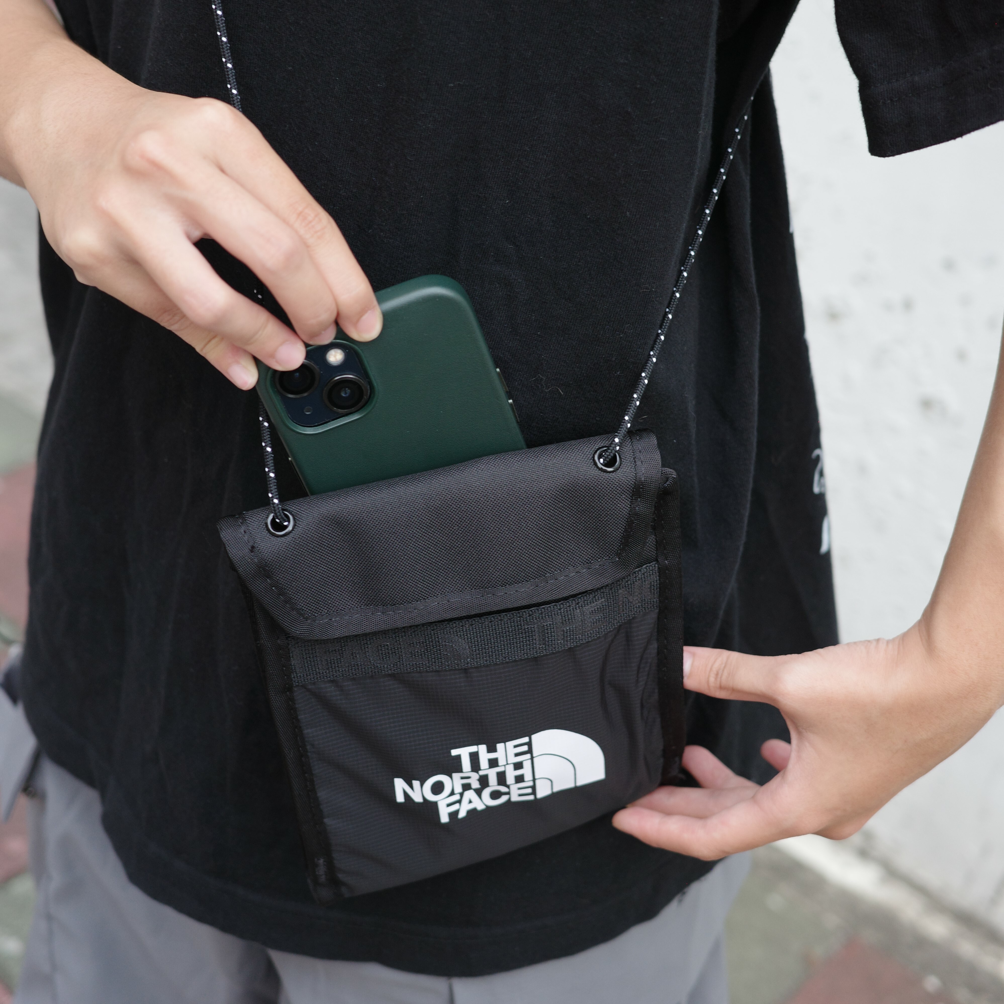 North Face BOZER POUCH 側背小包純黑色