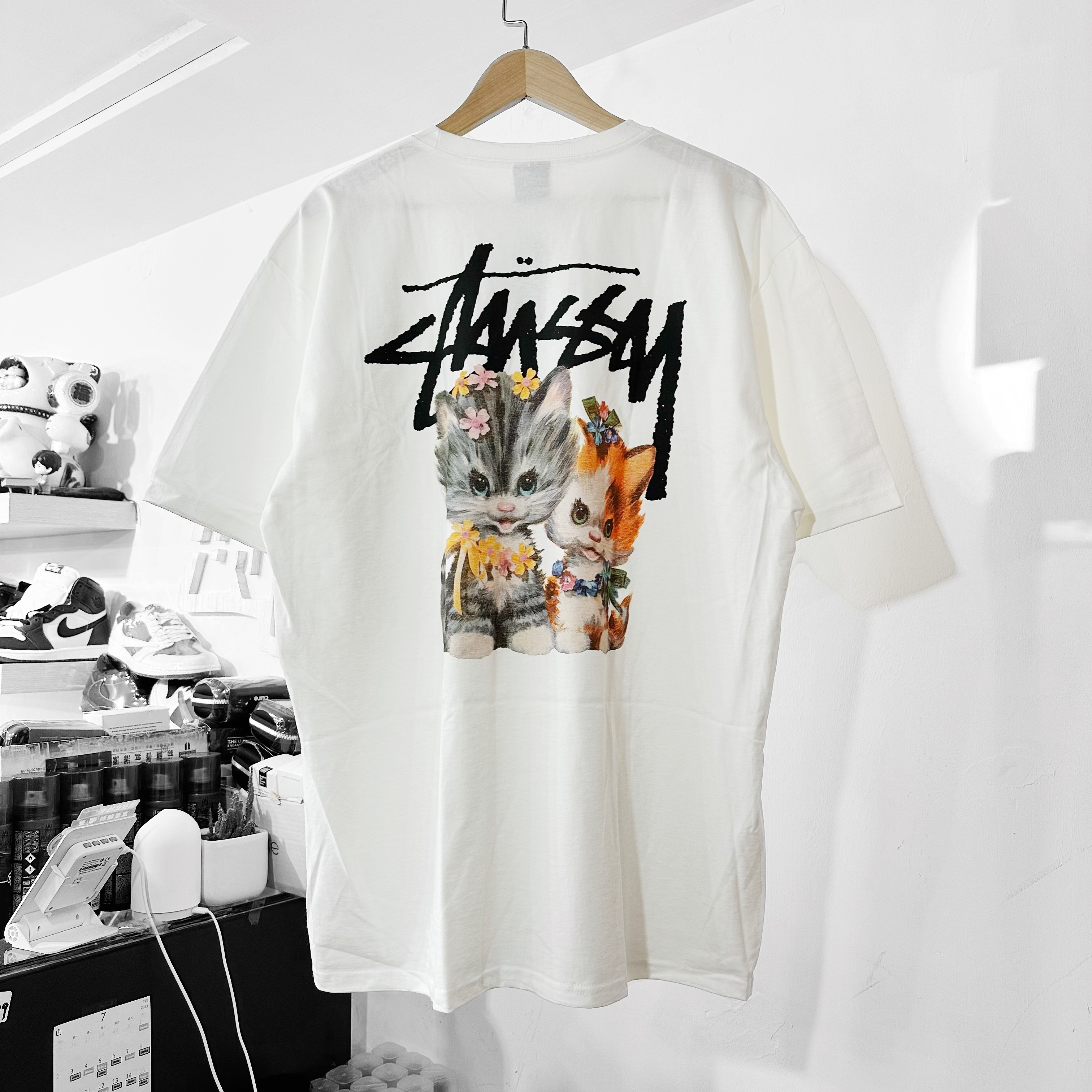 STUSSY SS23 KITTENS TEE 黑白藍三色Color：White/Black/Midnigh