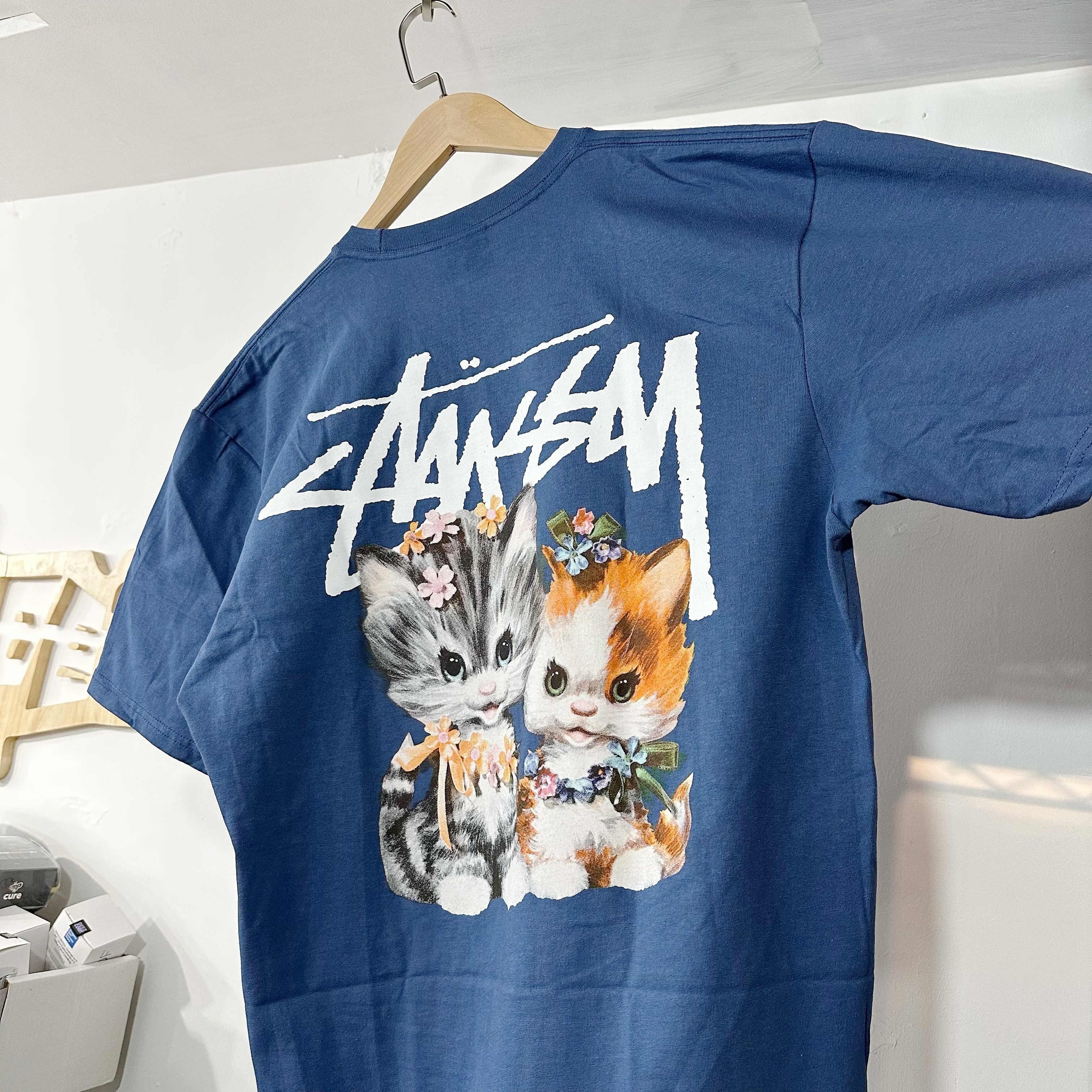 STUSSY SS23 KITTENS TEE 黑白藍三色Color：White/Black/Midnigh