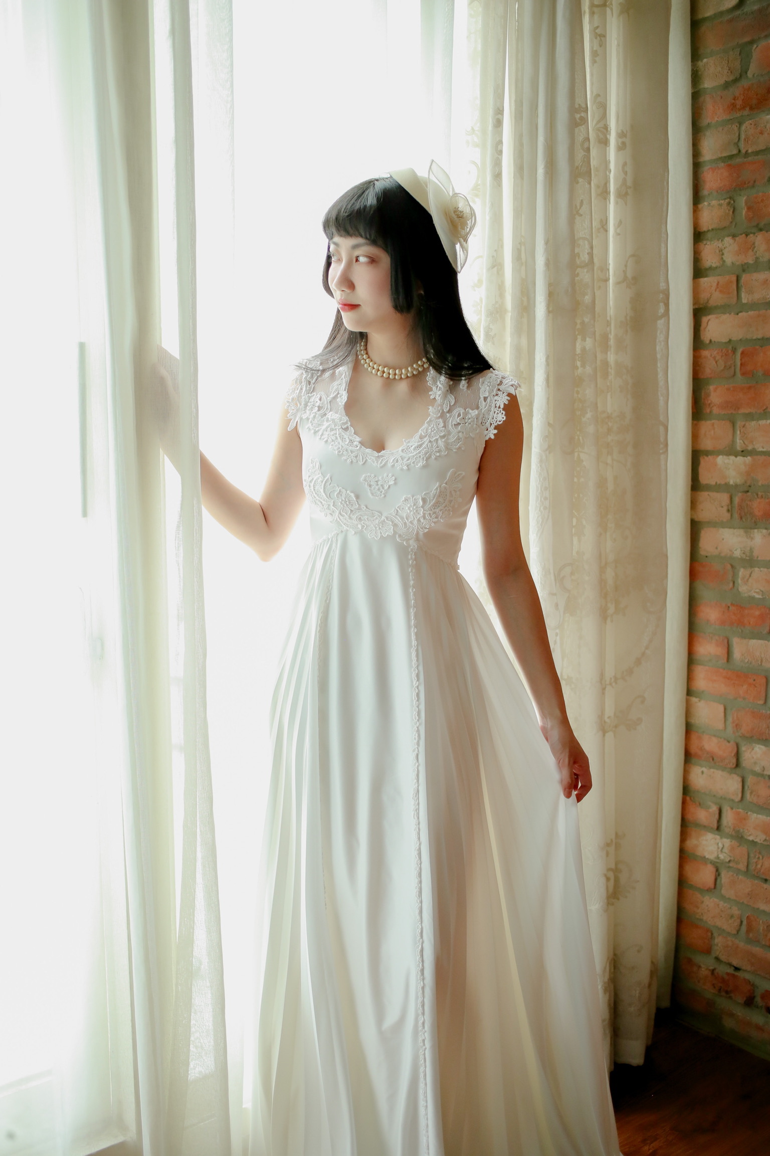 Vintage Wedding Dress / 蕾絲花瓣背心高腰小拖襬古董婚紗