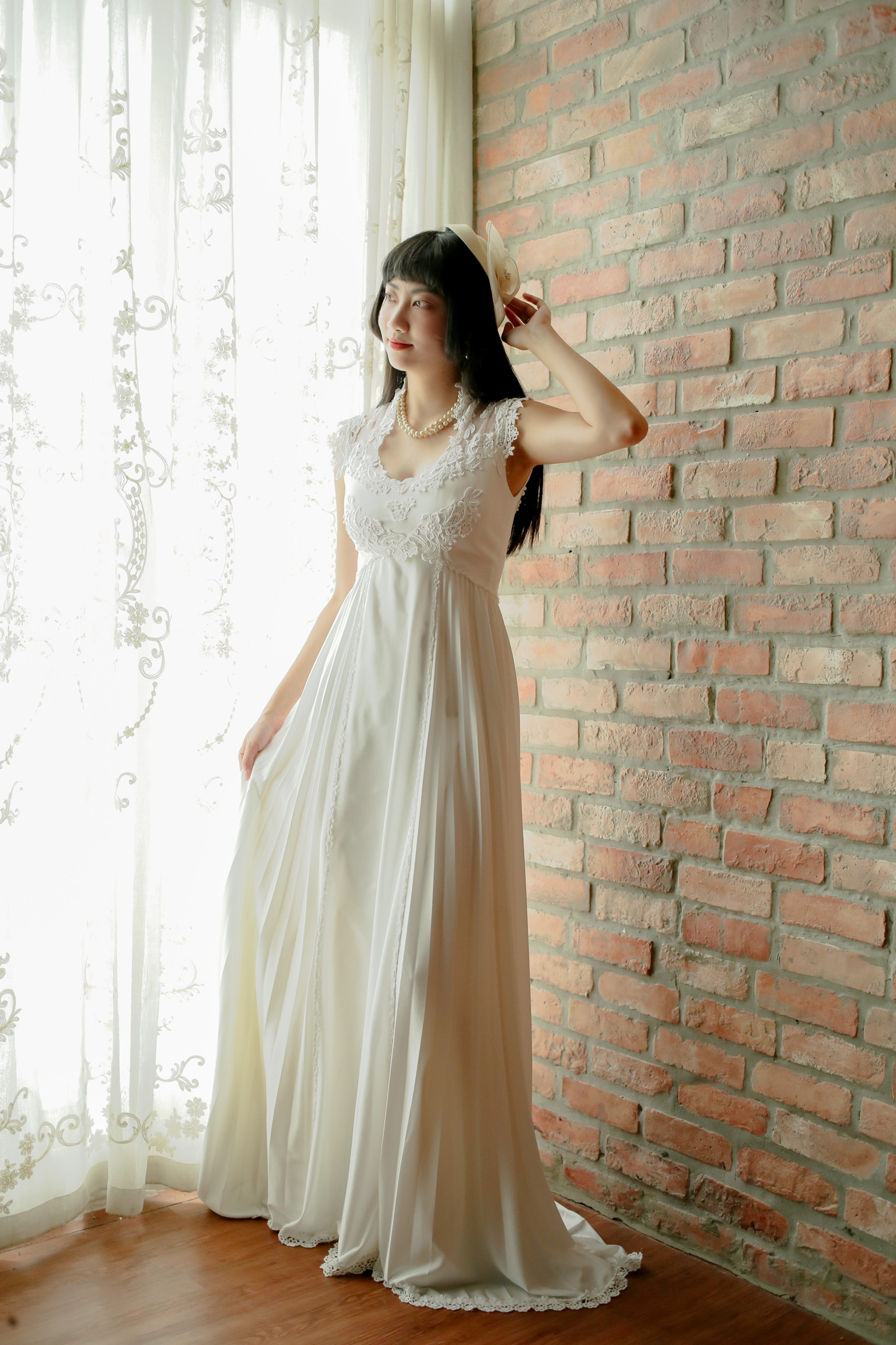 Vintage Wedding Dress / 蕾絲花瓣背心高腰小拖襬古董婚紗