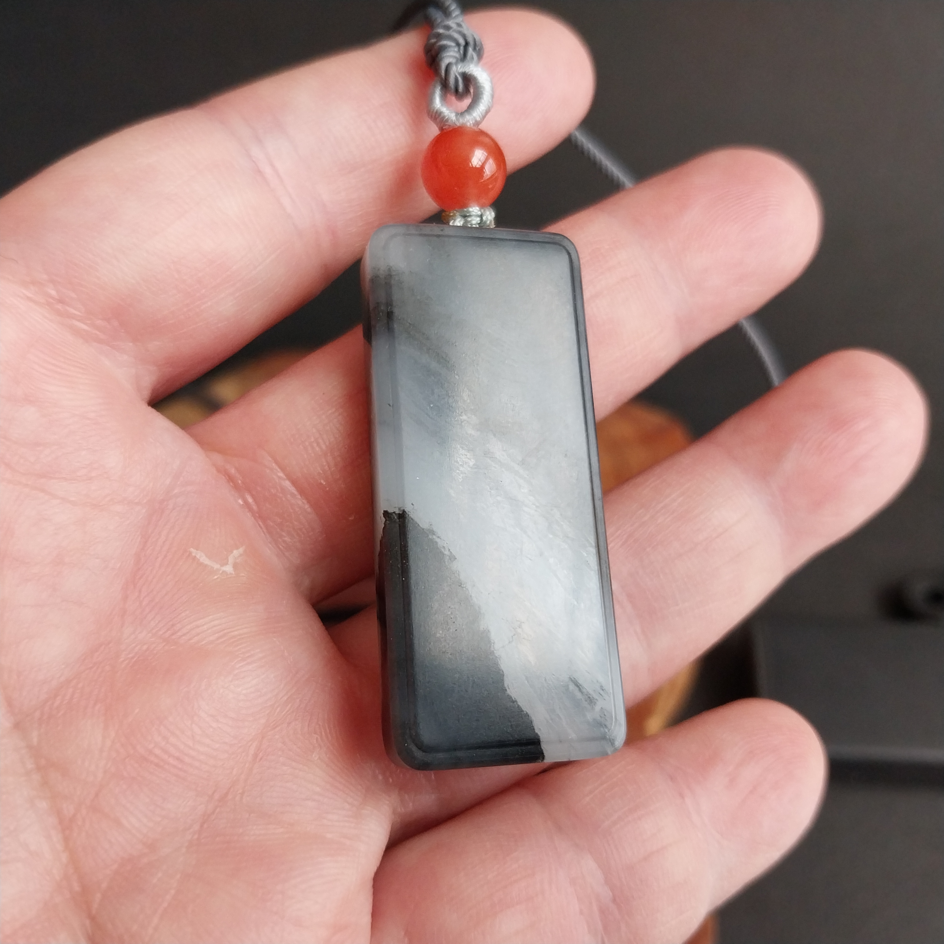 J2228 和田玉青花墨玉無事牌