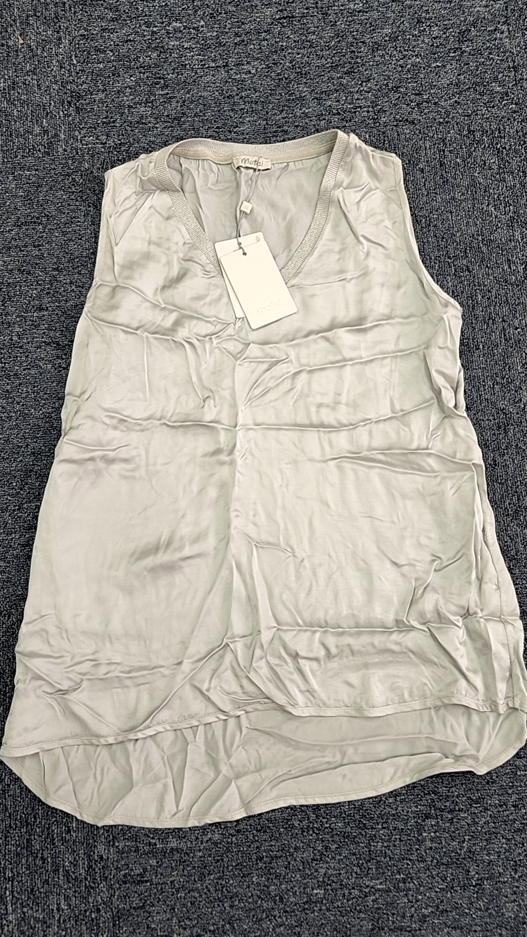 Motel 灰色滑料V領前短後長背心208698 - M