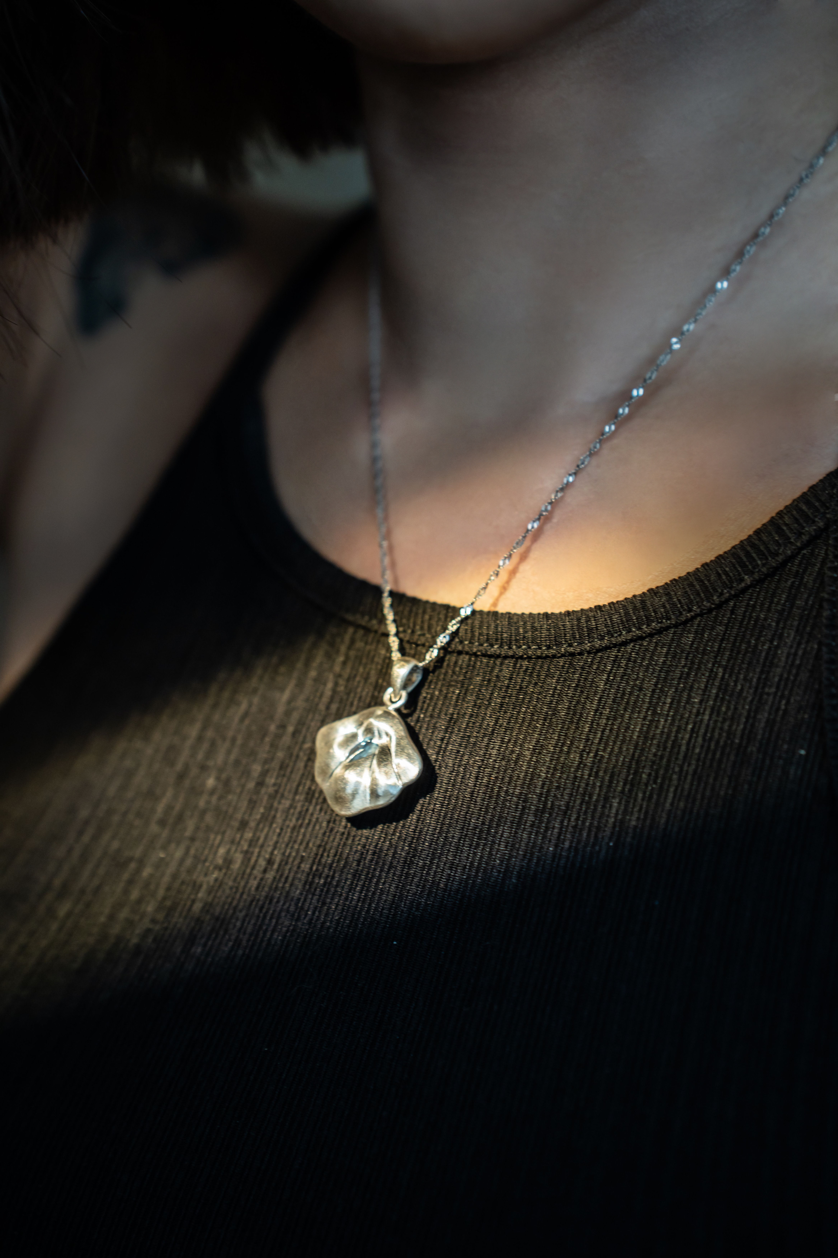 妳最珍貴 (項鍊)：藍月光