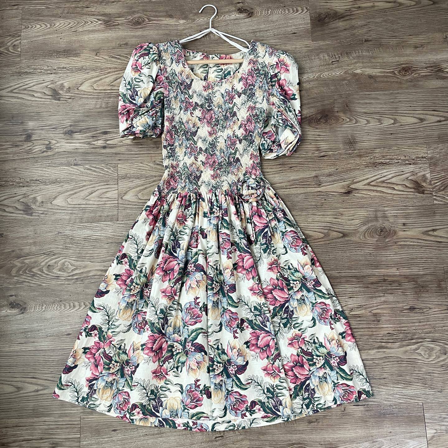 米色皺摺繡古著連身裙