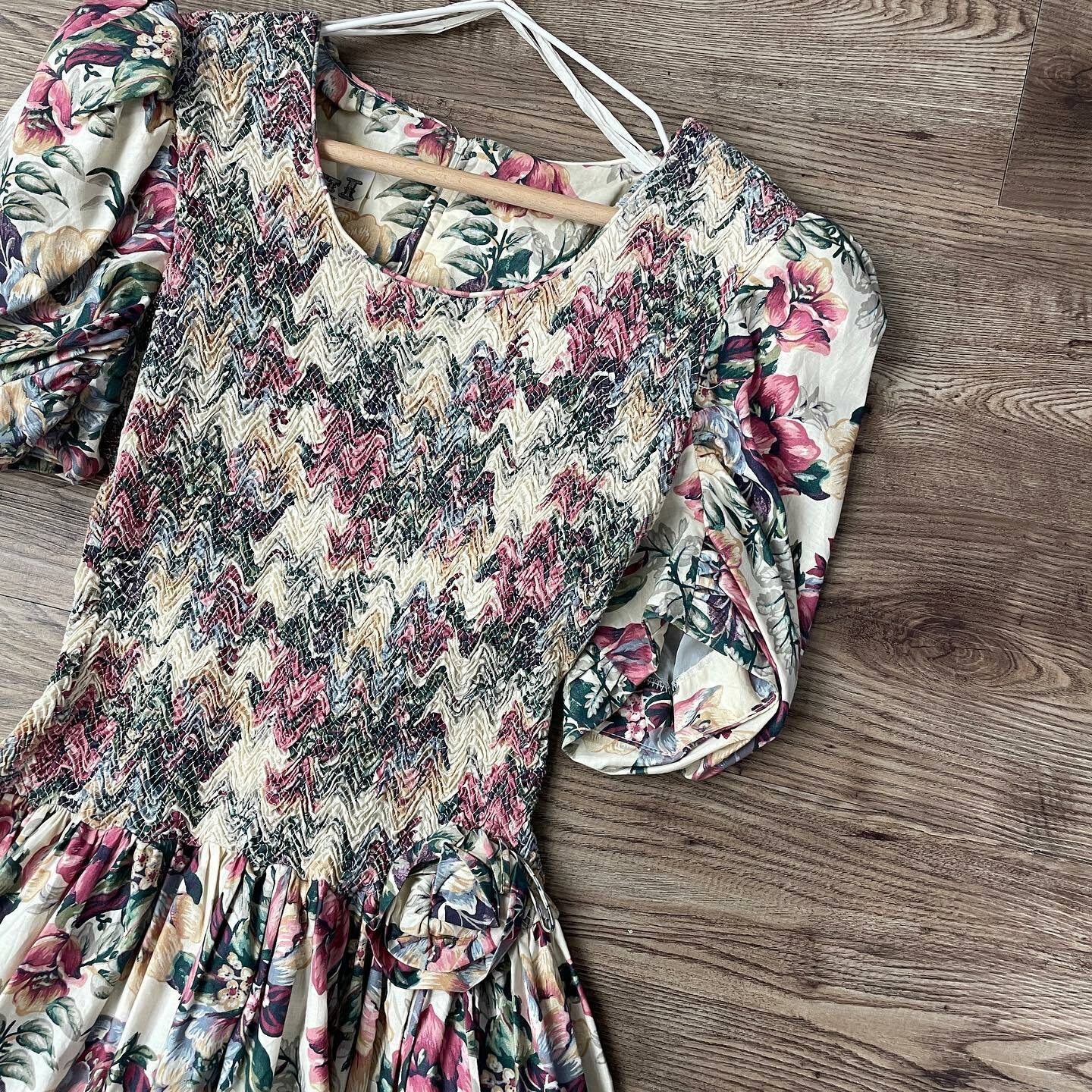 米色皺摺繡古著連身裙