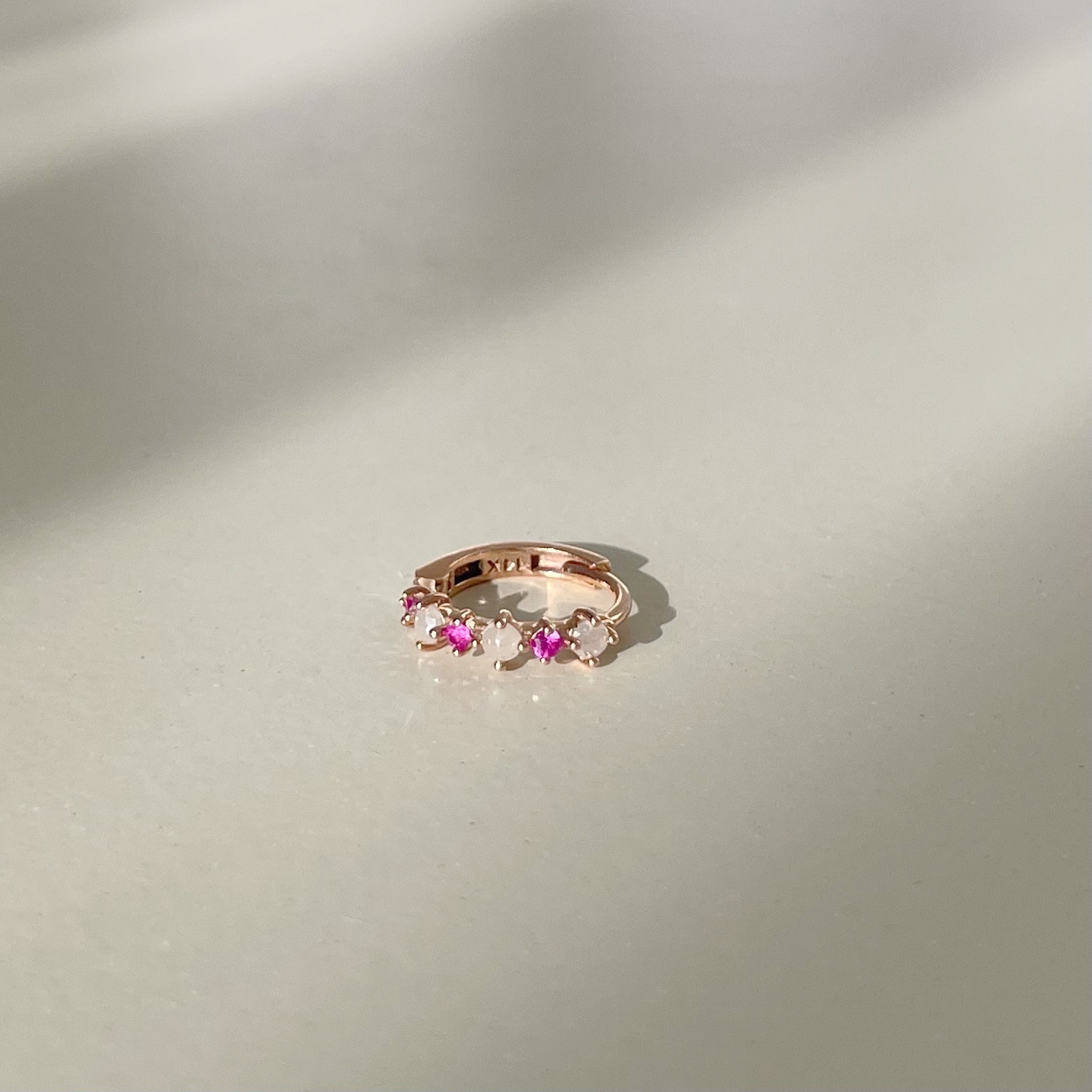 14k半圈灰鑽紅寶耳圈