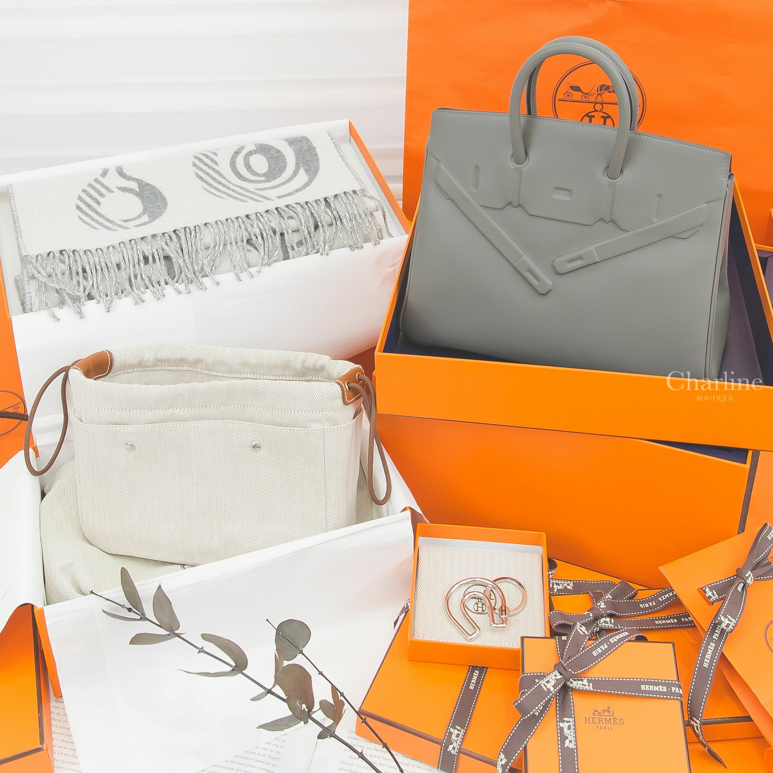 Hermès Birkin Shadow 25cm 0L 積雨雲灰鉑金包,Hermès Fourbi 自然色小型帆布內袋,Hermès 銀色簍空馬蹄黑色H鑰匙圈,Hermès 象牙白拼法蘭絨灰圍巾-Charline Boutique 精品代購