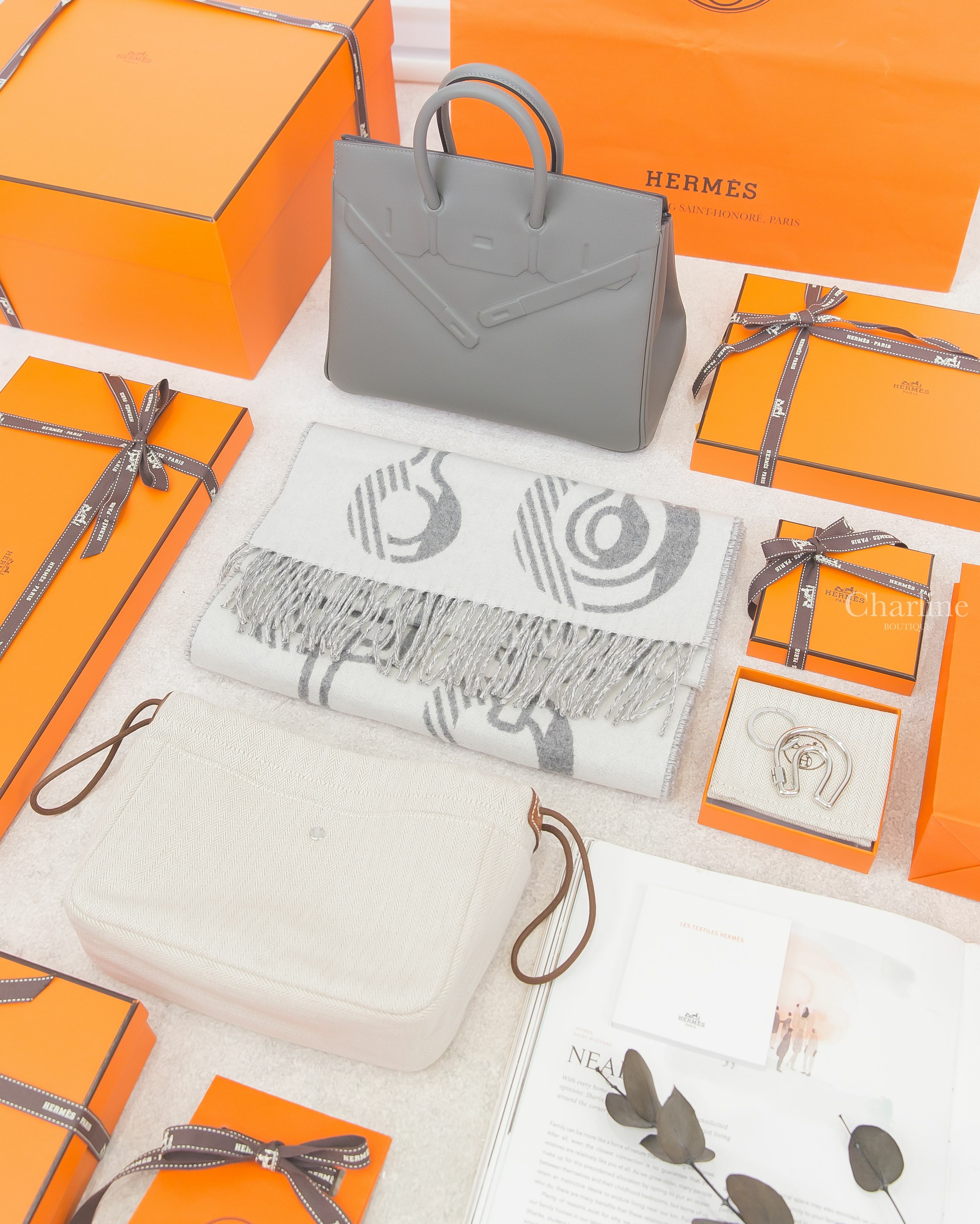 Hermès Birkin Shadow 25cm 0L 積雨雲灰鉑金包,Hermès Fourbi 自然色小型帆布內袋,Hermès 銀色簍空馬蹄黑色H鑰匙圈,Hermès 象牙白拼法蘭絨灰圍巾-Charline Boutique 精品代購