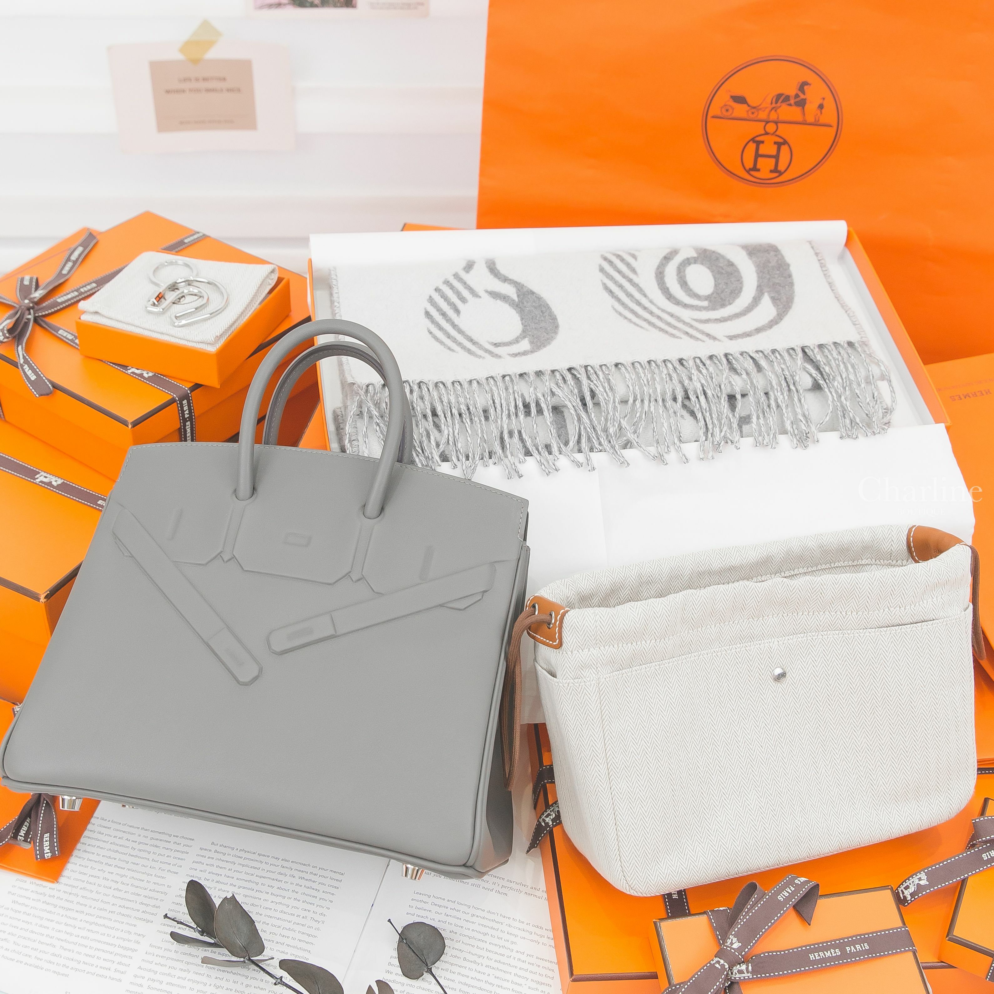 Hermès Birkin Shadow 25cm 0L 積雨雲灰鉑金包,Hermès Fourbi 自然色小型帆布內袋,Hermès 銀色簍空馬蹄黑色H鑰匙圈,Hermès 象牙白拼法蘭絨灰圍巾-Charline Boutique 精品代購