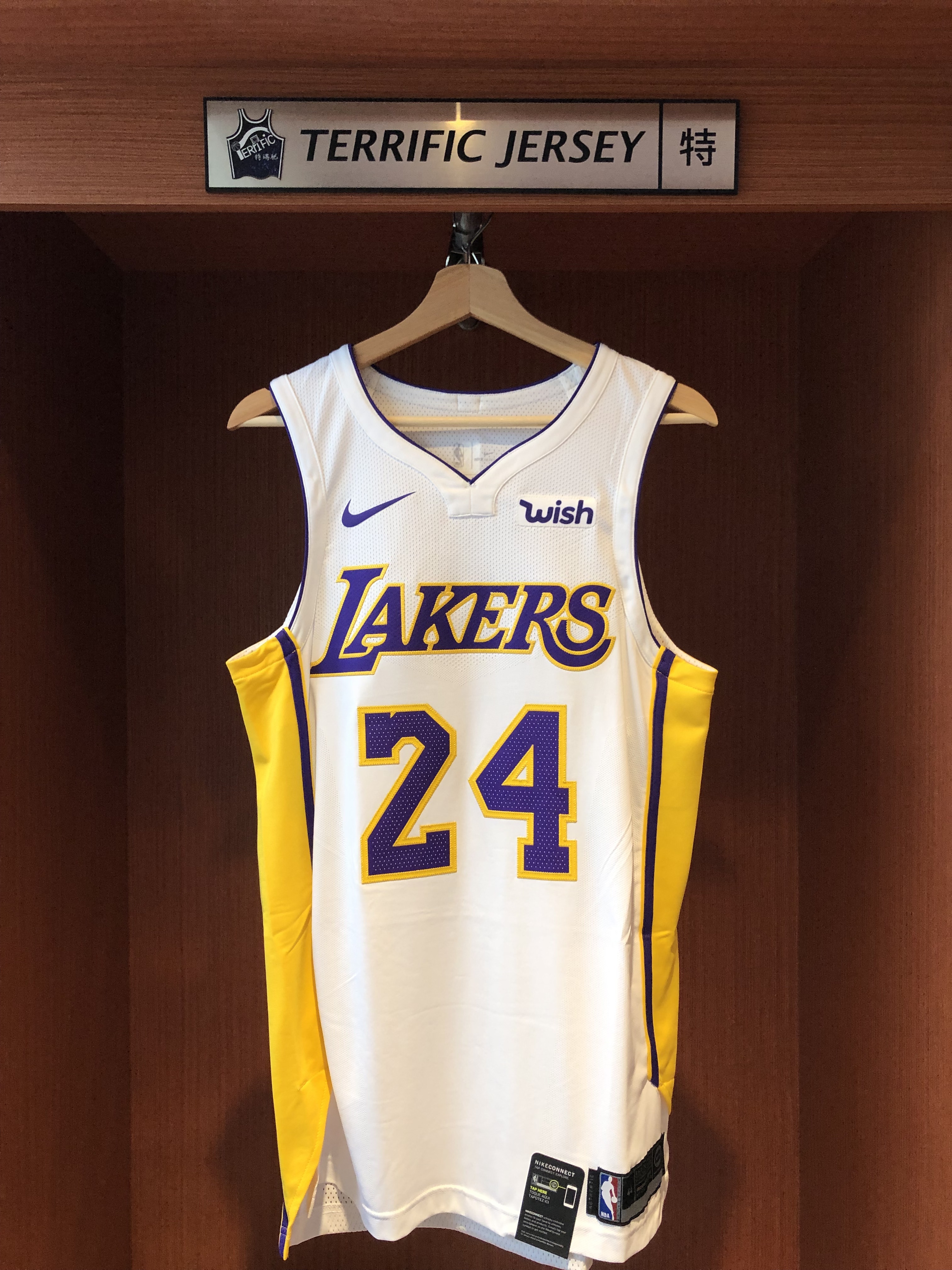 NBA球衣 Kobe Bryant 洛杉磯湖人白 Association Nike Authentic 球員版 電繡 含贊助商標 全新 年代久遠 泛黃痕跡 需自行清理