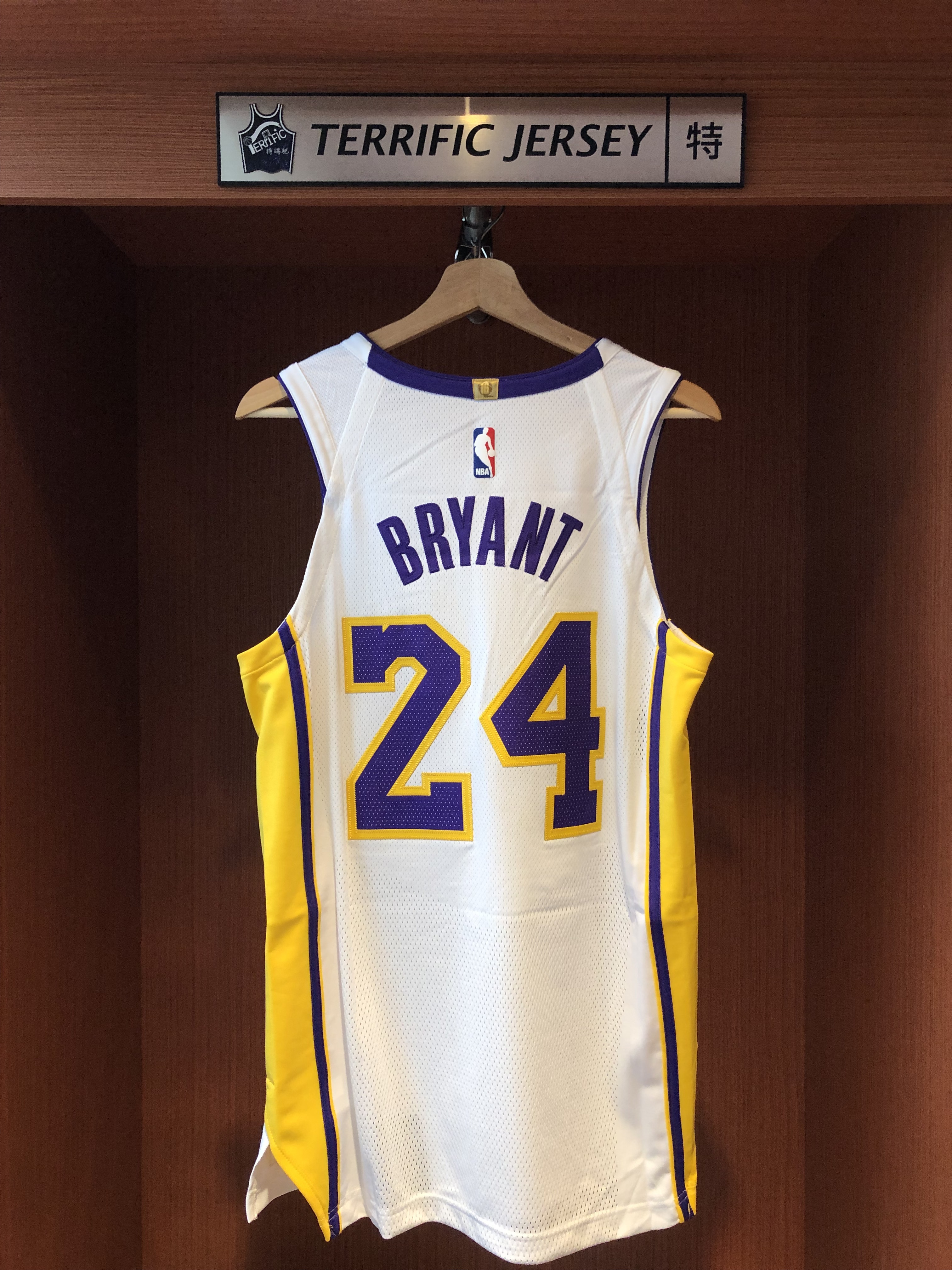 NBA球衣 Kobe Bryant 洛杉磯湖人白 Association Nike Authentic 球員版 電繡 含贊助商標 全新 年代久遠 泛黃痕跡 需自行清理