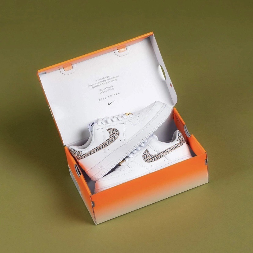 【APAIR】現貨 Nike Air Force 1 Low "United in Victory" 小Goyard 女款 DZ2709-100