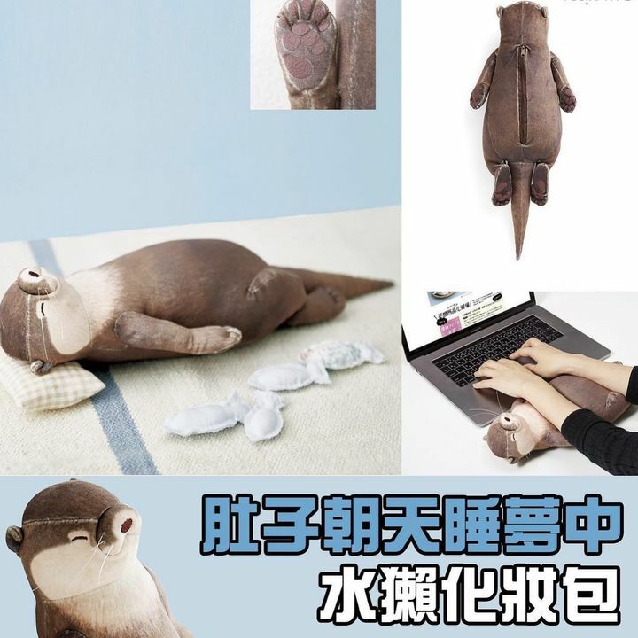 肚子朝天睡夢中的水獺化妝包