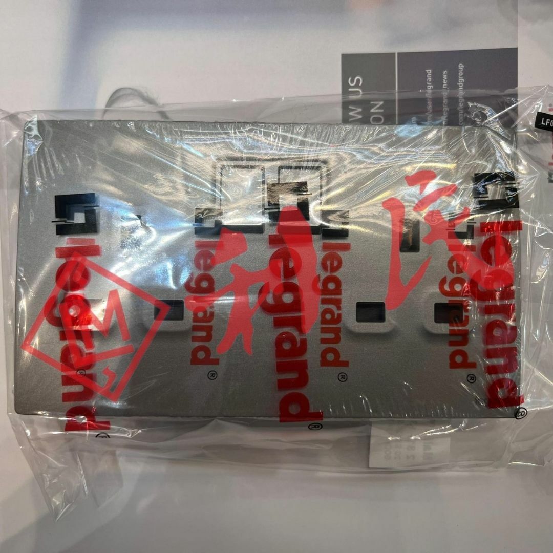 Legrand 羅格朗 MALLIA SENSES  13A孖位插座有開關 (陶瓷白/香檳金/深沙銀/子夜黑/深古銅)