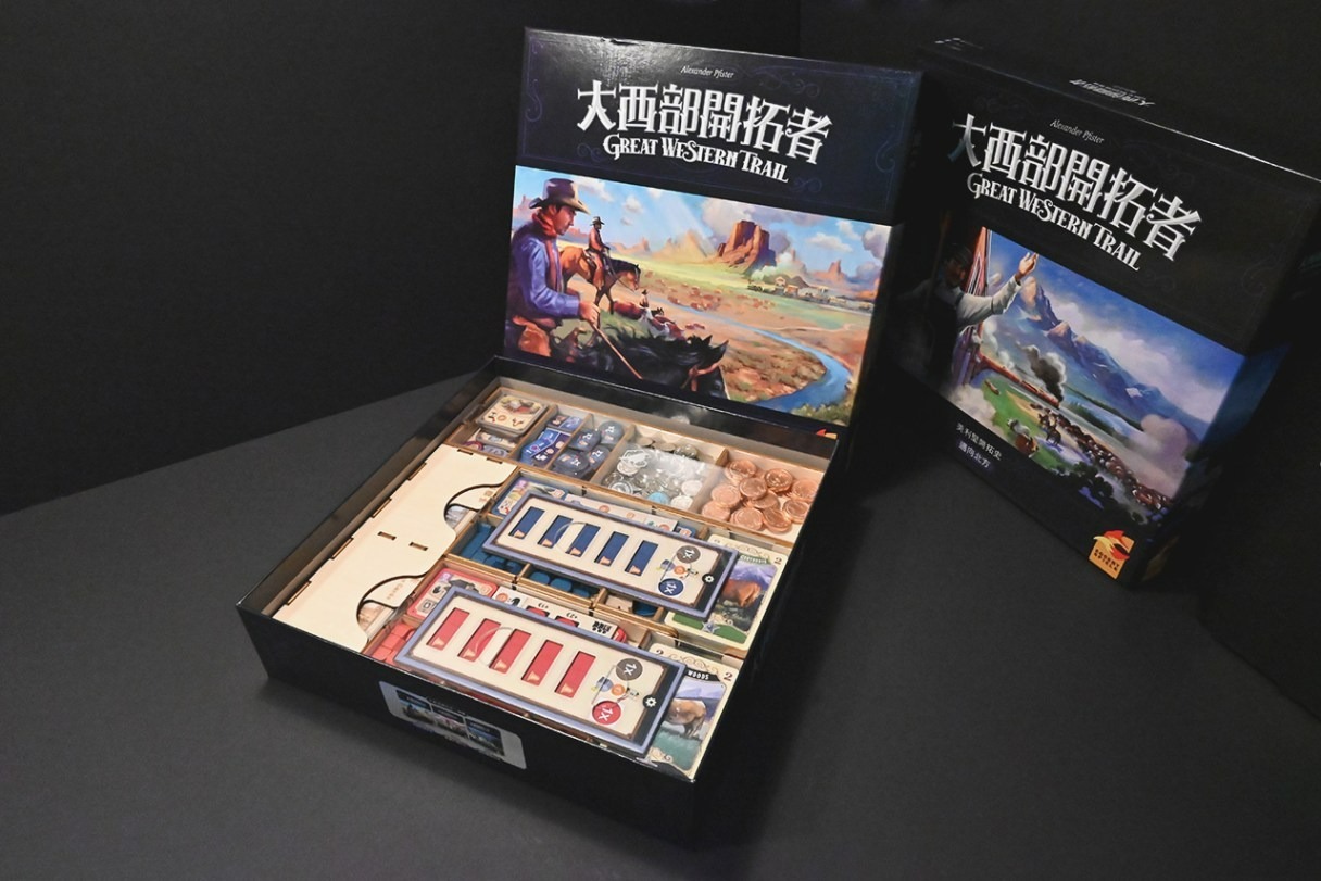 大西部開拓者 Great Western Trail 2nd Edition桌遊收納盒【烏鴉盒子】