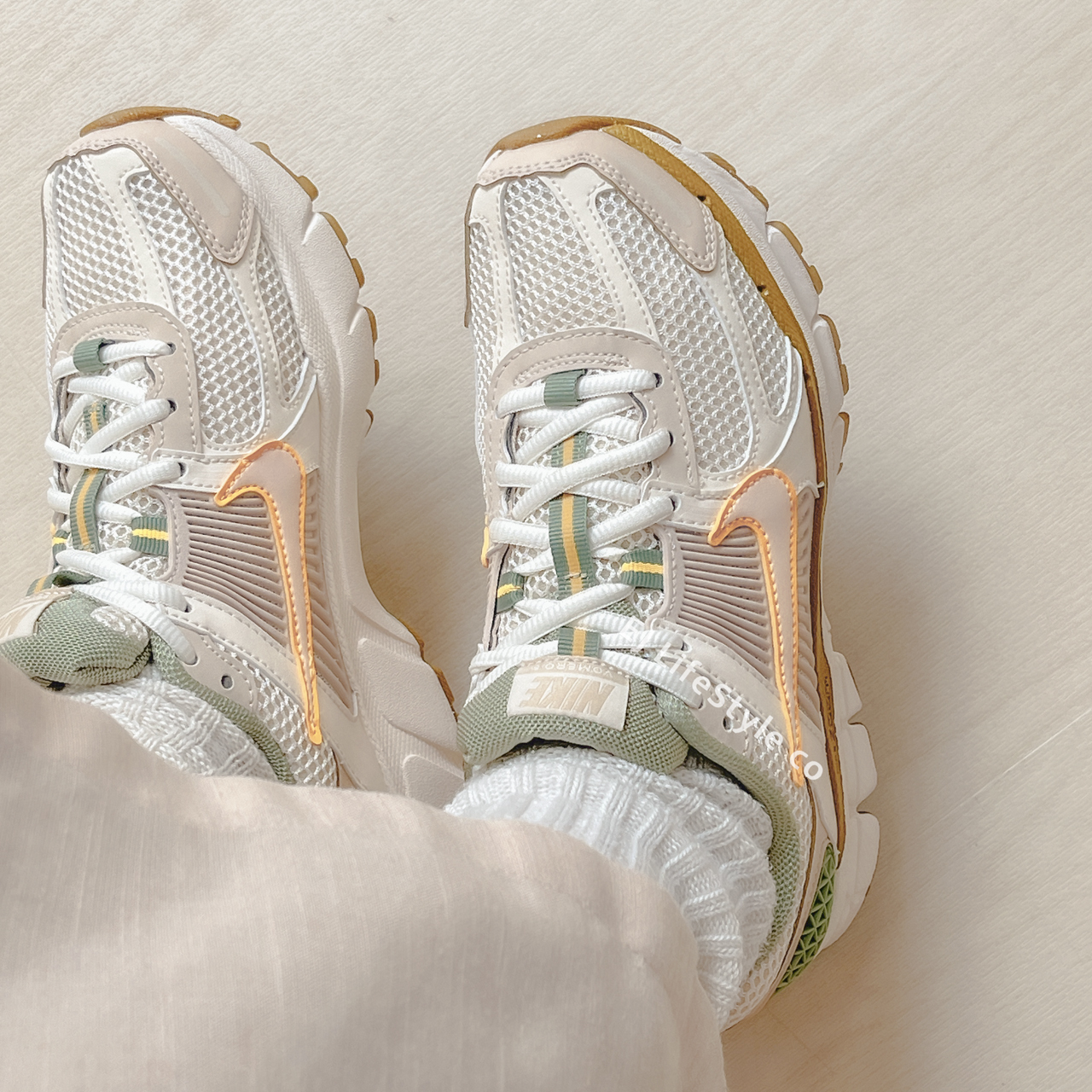 NIKE ZOOM VOMERO 5 沙漠綠洲 米色 女鞋 FQ6868-181 / 預購