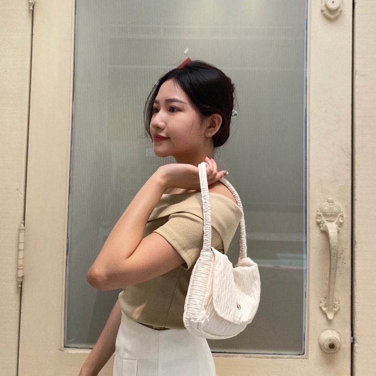 肌理感壓褶銀扣肩背包/四色