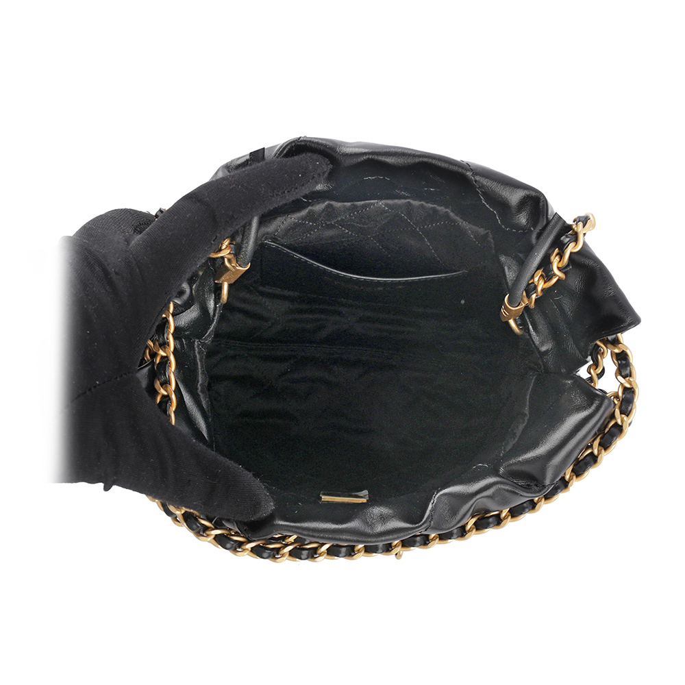 【CHANEL】新款22 Bag 金字菱格紋亮面小牛皮迷你斜背包(黑色) AS3980 B08037 94305