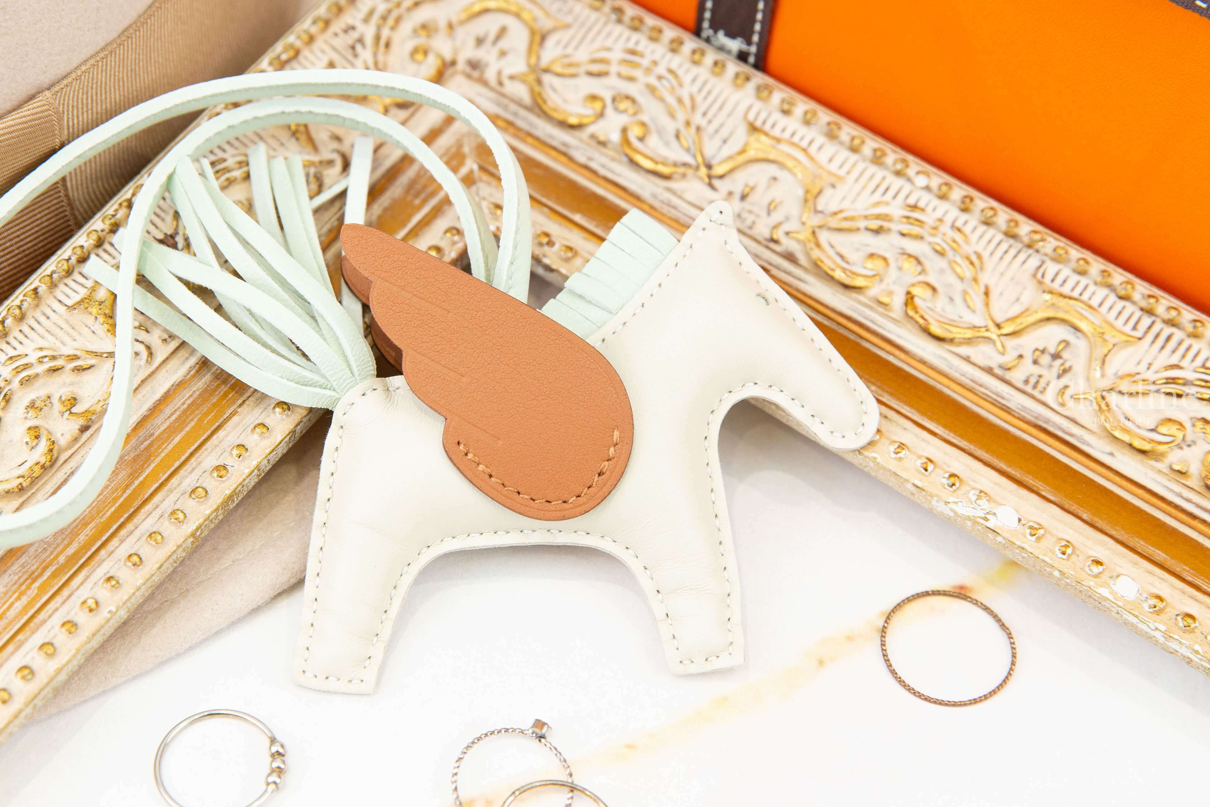 Hermès Rodeo PM Pegase 奶昔白/氣泡綠/焦糖色小型飛馬吊飾-Charline Boutique 精品代購