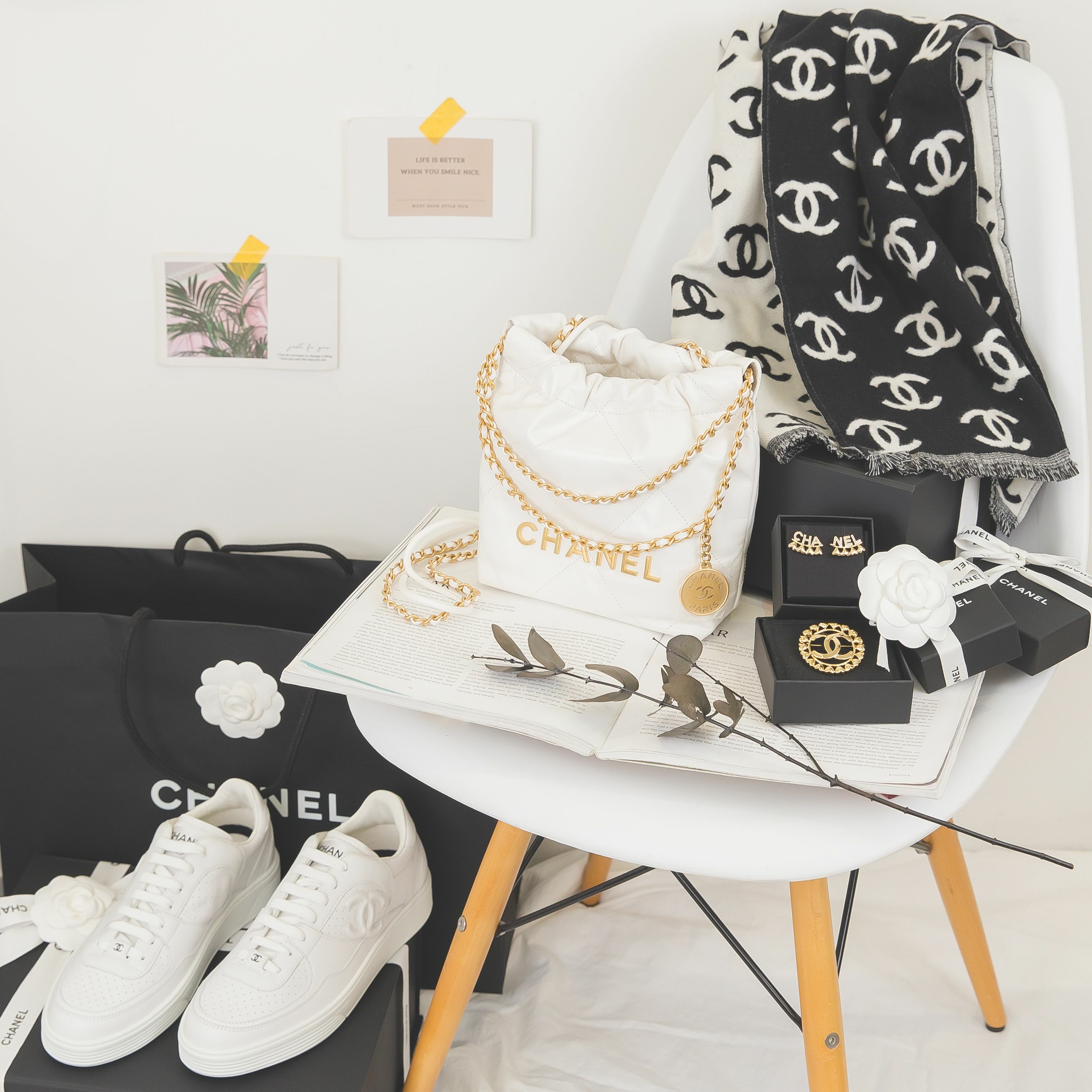 Chanel 黑色/白色滿版CC圍巾,全白色側邊CC黑字牛皮運動鞋,Chanel 22 白色金字徽章鍊帶迷你牛皮肩背包,金色CC愛心環繞邊框圓形胸針,金色水鑽字母反向愛心不對稱耳環-Charline Boutique 精品代購