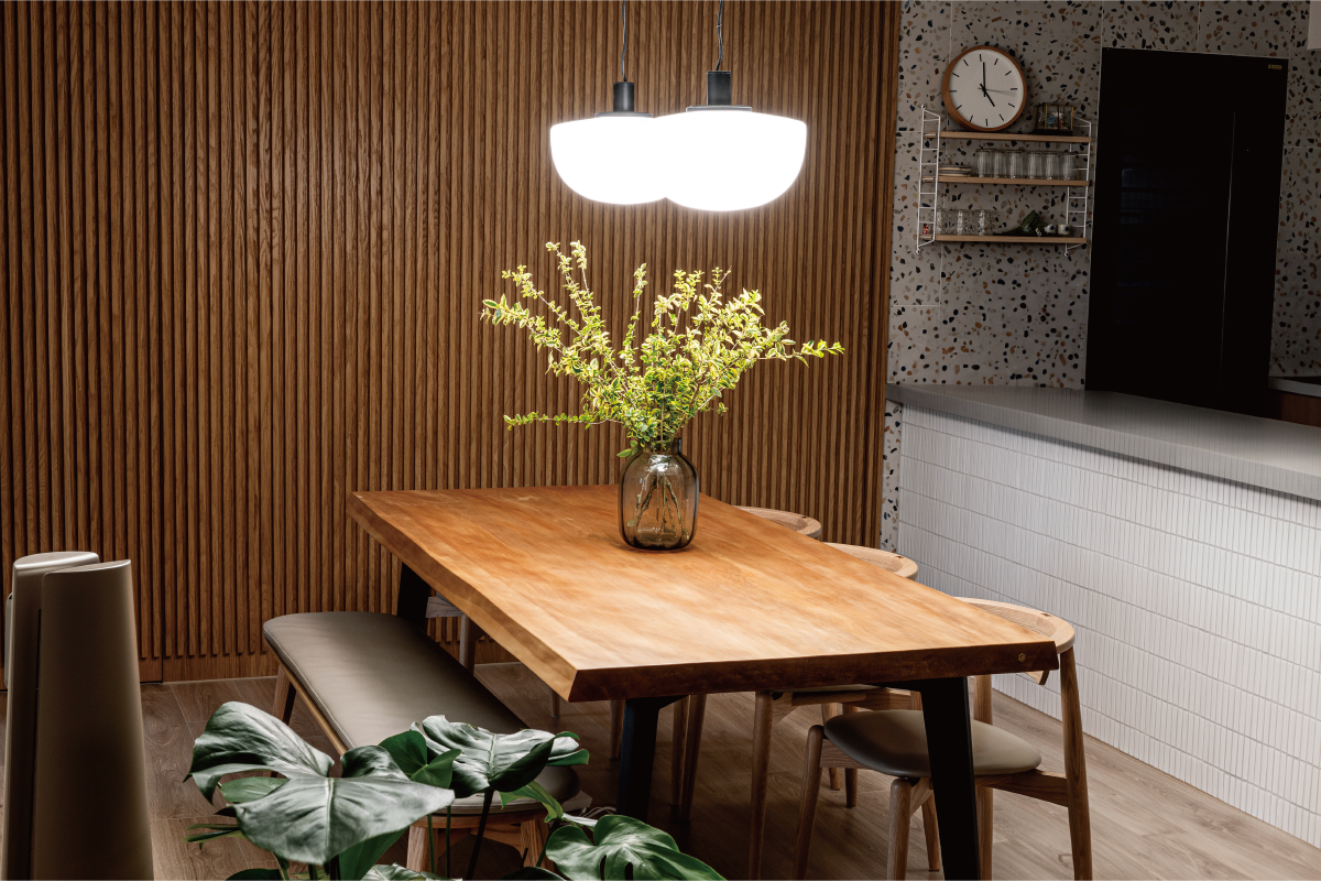 阿滴新家餐廳裝潢選中的索羅門檜木一枚板（南洋檜木、貝殼杉），長210公分、寬94-95公分、厚度6公分，帶有美麗而明顯的閃花光澤紋理，非常適合原木餐桌實木餐桌使用，後來被取了「阿滴木」的暱稱。