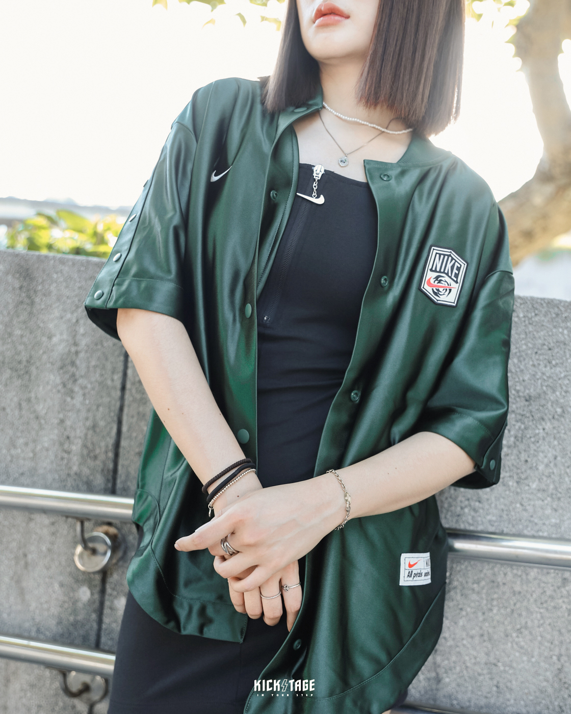 女款NIKE W NSW SHIRT 綠色玫瑰布標排釦側弧線光澤短袖棒球衣棒球襯衫