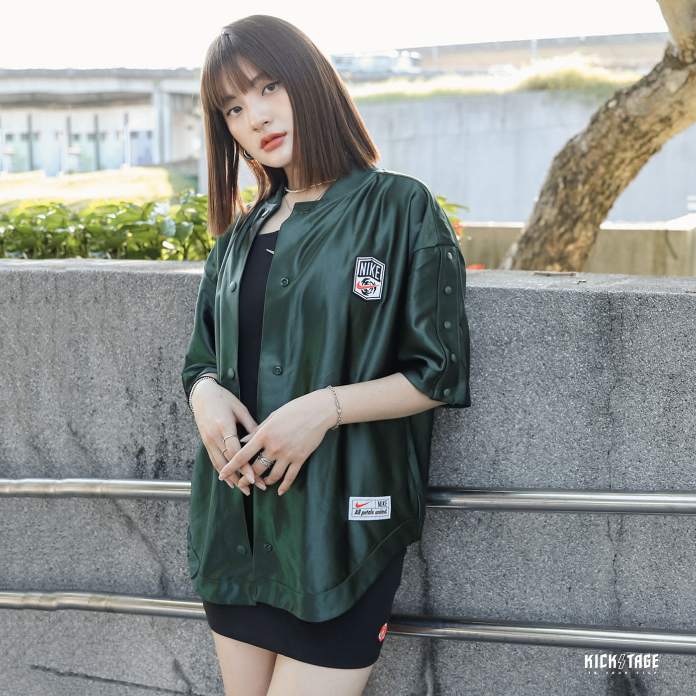 女款NIKE W NSW SHIRT 綠色玫瑰布標排釦側弧線光澤短袖棒球衣棒球襯衫