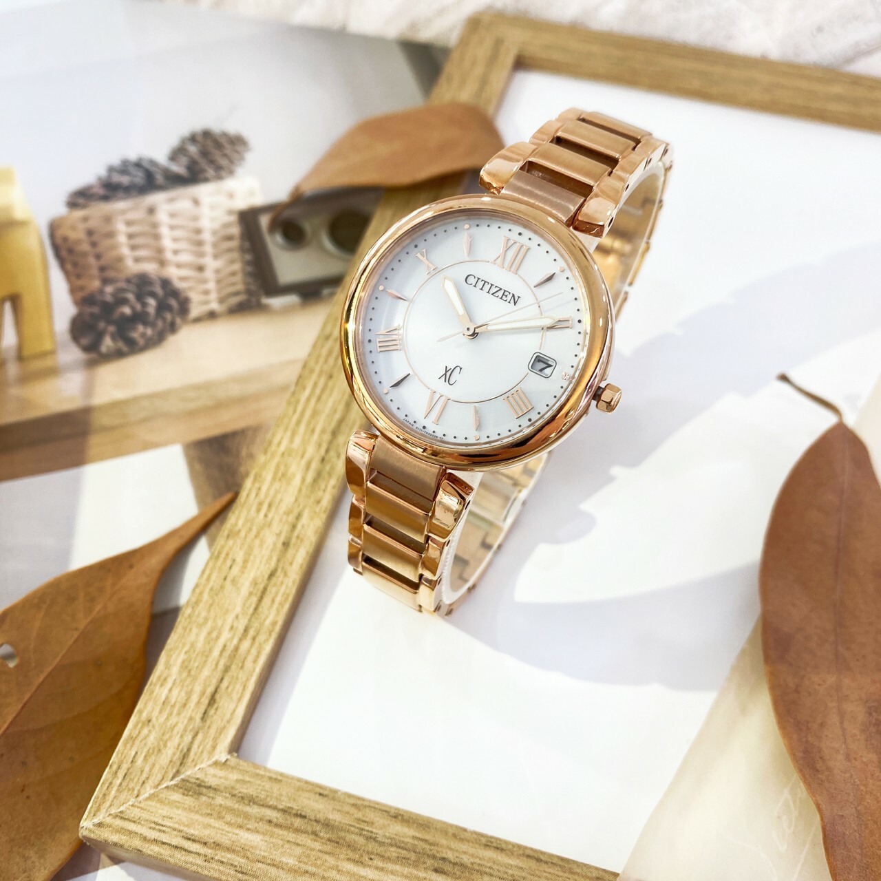 【CITIZEN 星辰】XC系列 光動能亞洲限定女錶 EO1192-59A  33mm 現代鐘錶