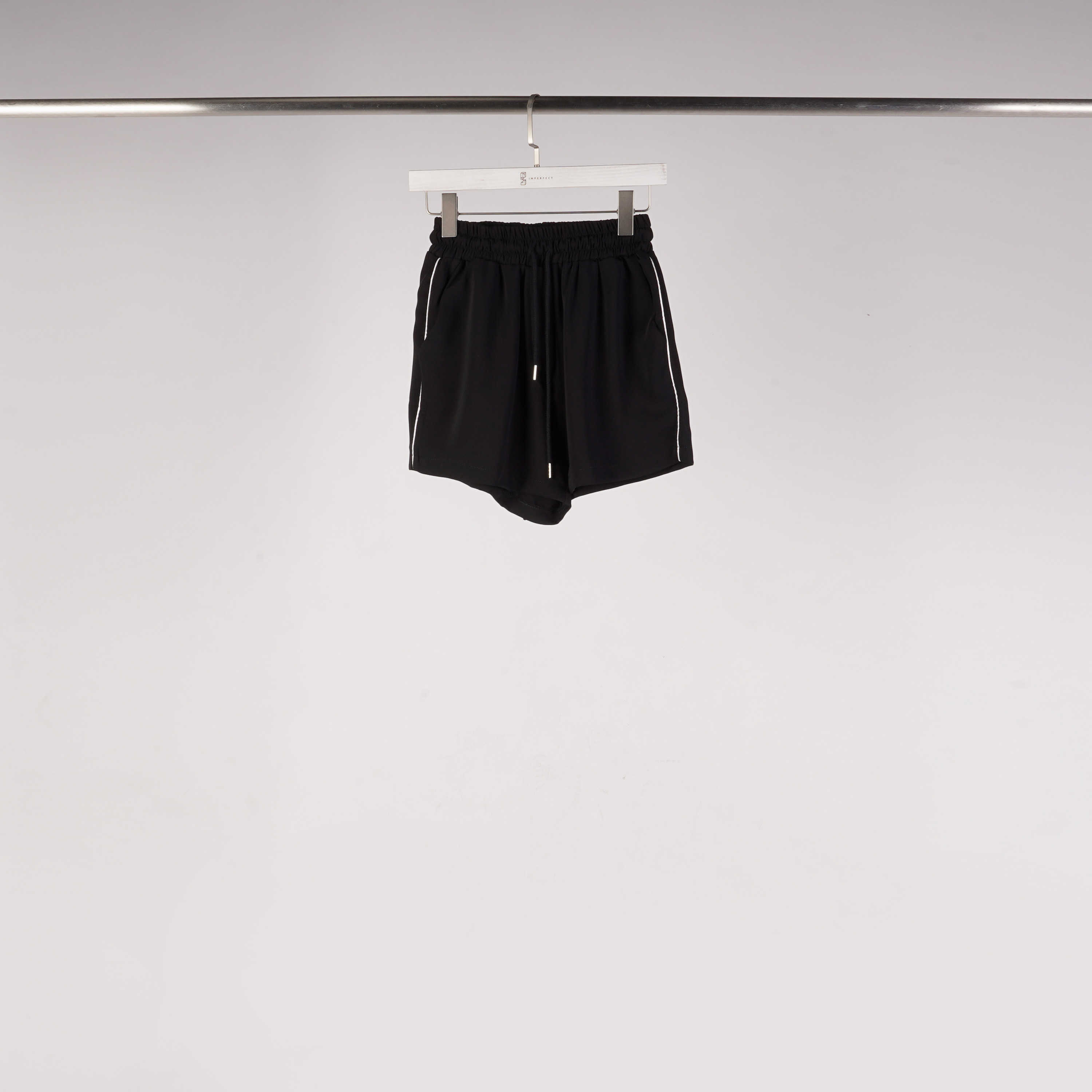 質感滾邊抽繩短褲