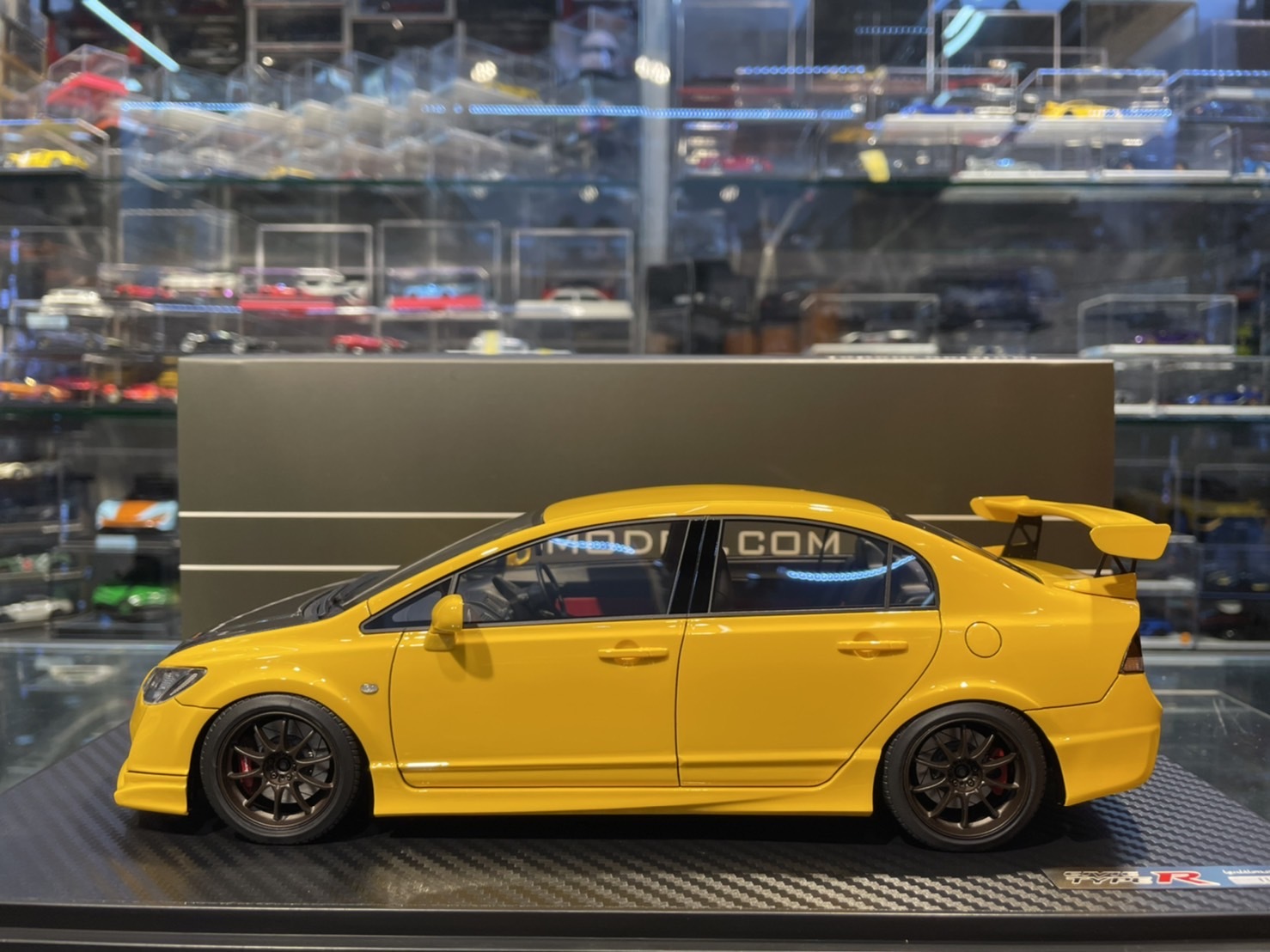 Ignition IG2831 Honda Civic FD2 Type R Yellow 1/18 Ignition IG2831 Honda Civic FD2 Type R Yellow 1/18