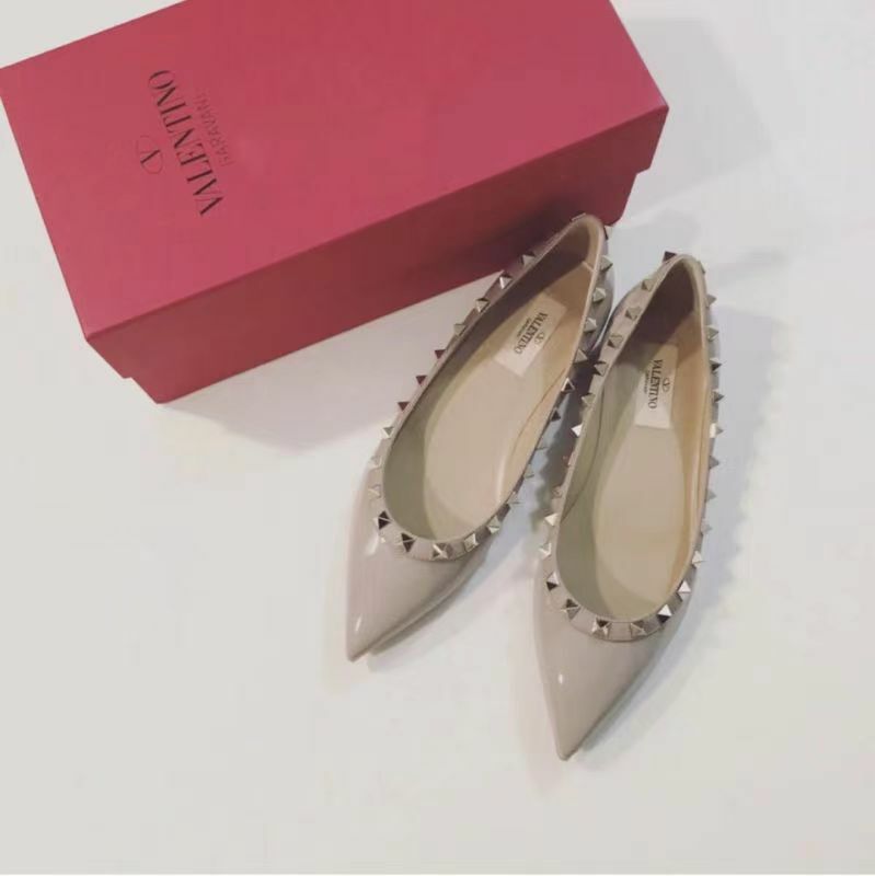 Valentino 裸色漆皮釘釘平底鞋  S0403 VNW P45 -T