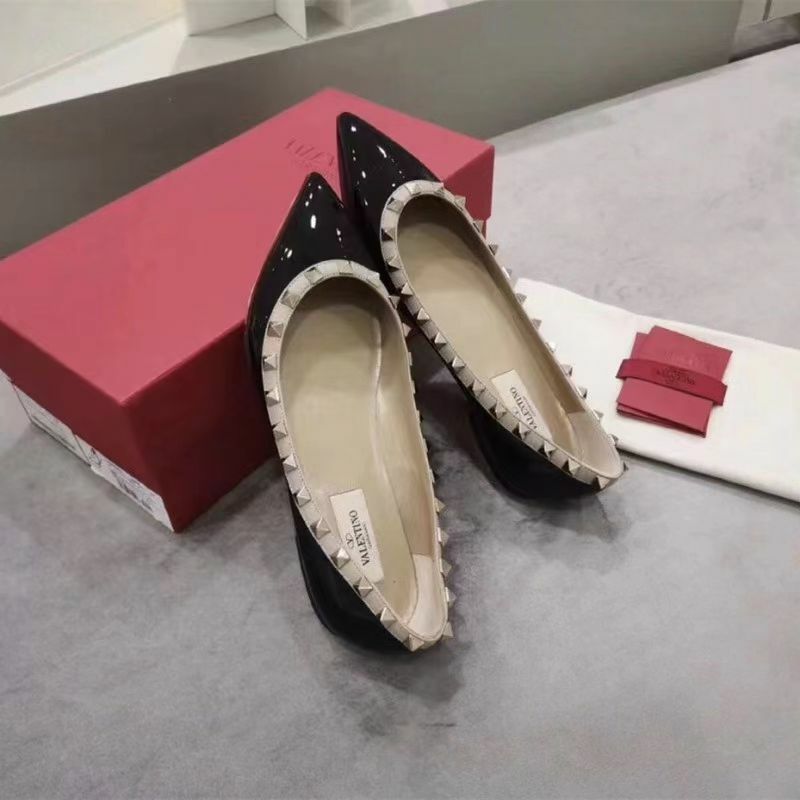 Valentino 黑色漆皮釘釘平底鞋  S0403 VNW P45 -T