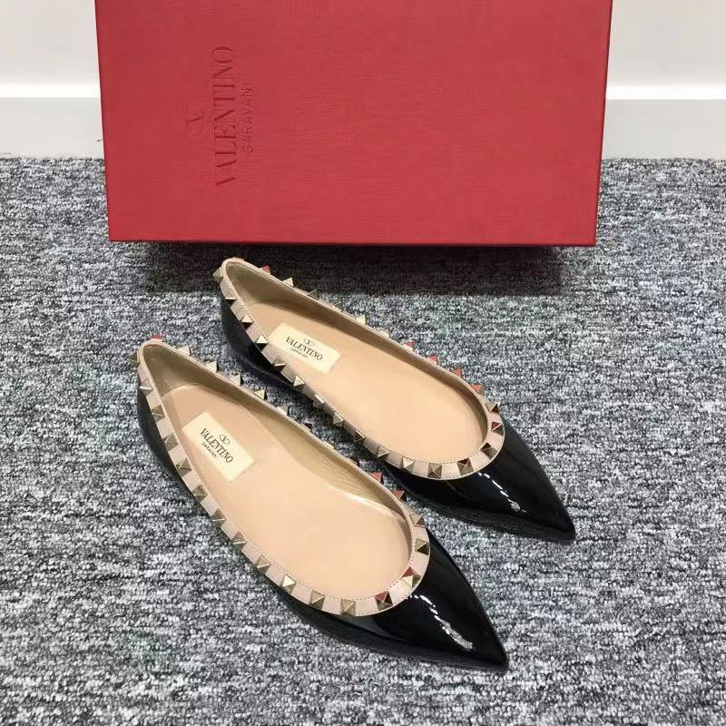 Valentino 黑色漆皮釘釘平底鞋  S0403 VNW P45 -T