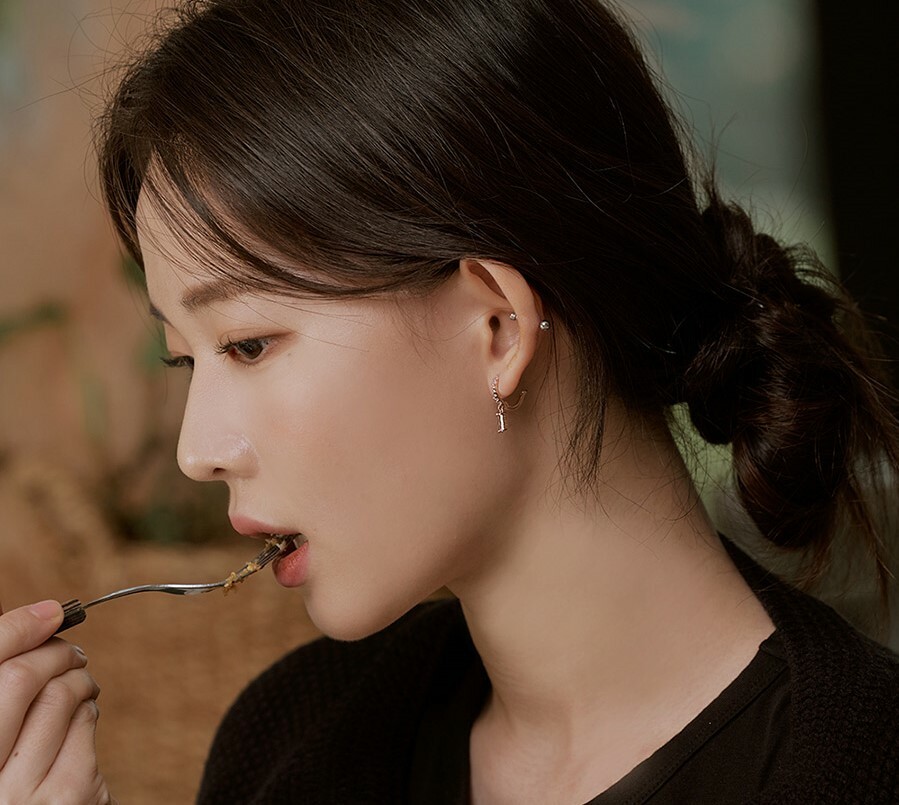 韓國WING BLING授權 閃耀水鑽點綴耳針式環型耳環(STAYC ISA同款)