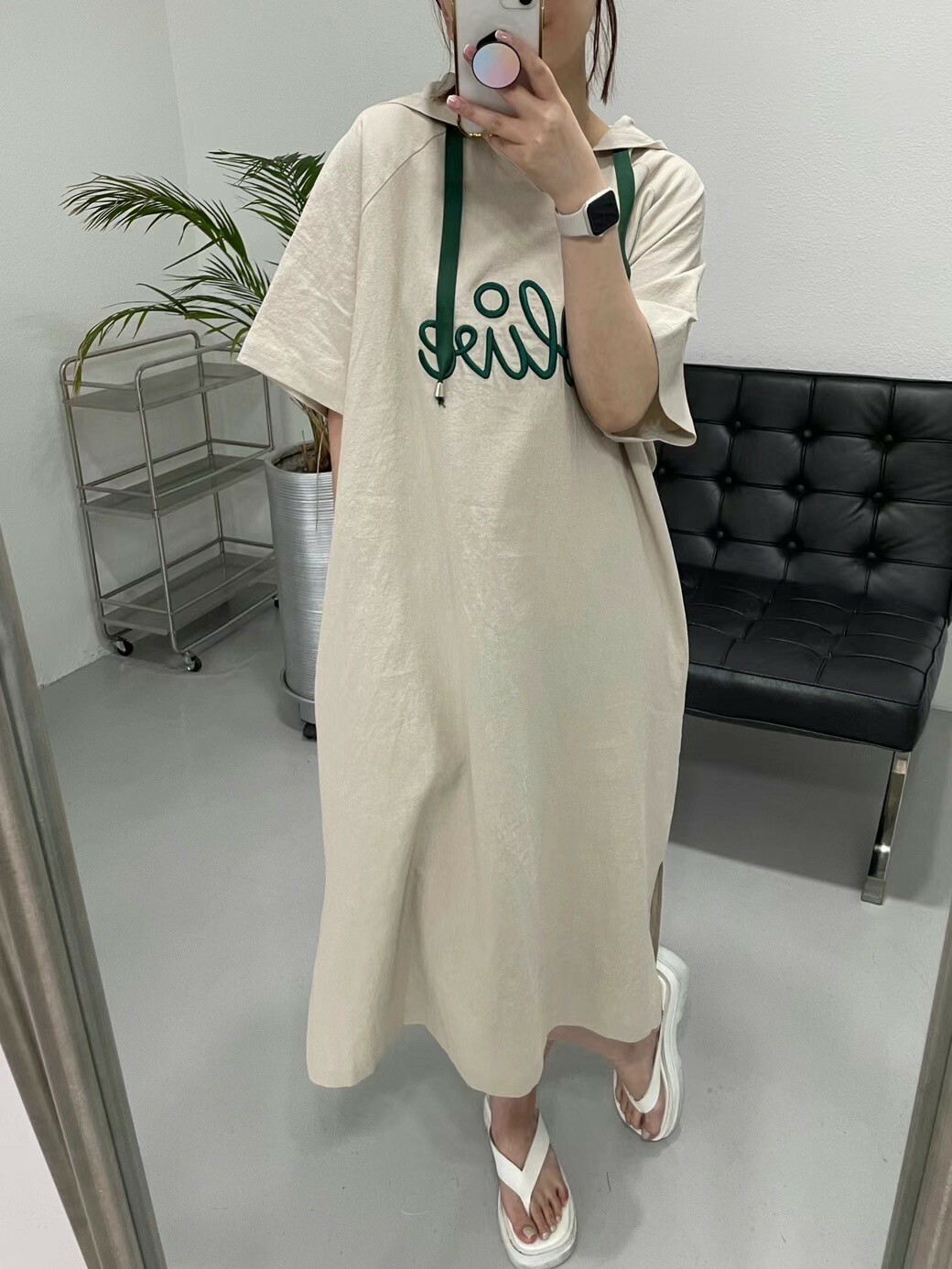 307348刺繡草寫字母連帽短袖t恤長洋裝 駝色現貨