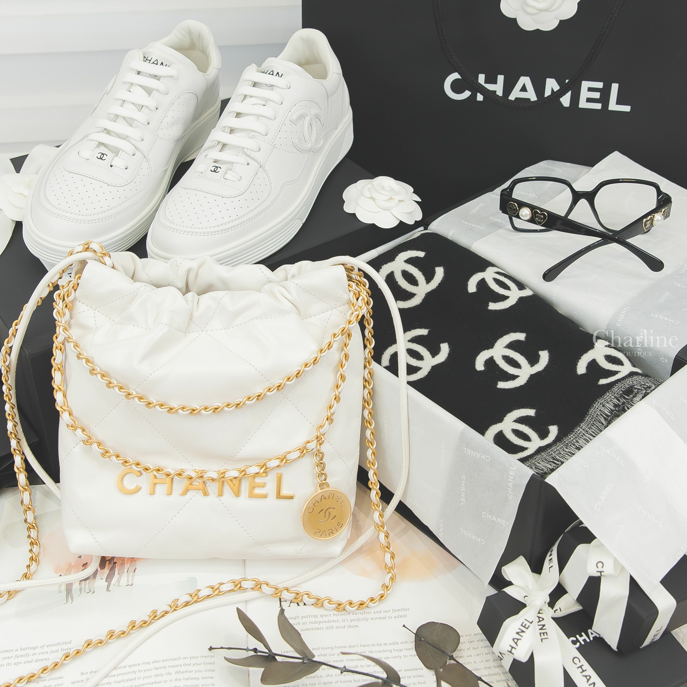 Chanel 黑色方框側邊山茶花白色珍珠愛心CC眼鏡,Chanel 全白色側邊CC黑字牛皮運動鞋,Chanel 22 白色金字徽章鍊帶迷你牛皮大菱格紋手提肩背包,Chanel 黑色/白色滿版CC羊毛圍巾-Charline Boutique 精品代購