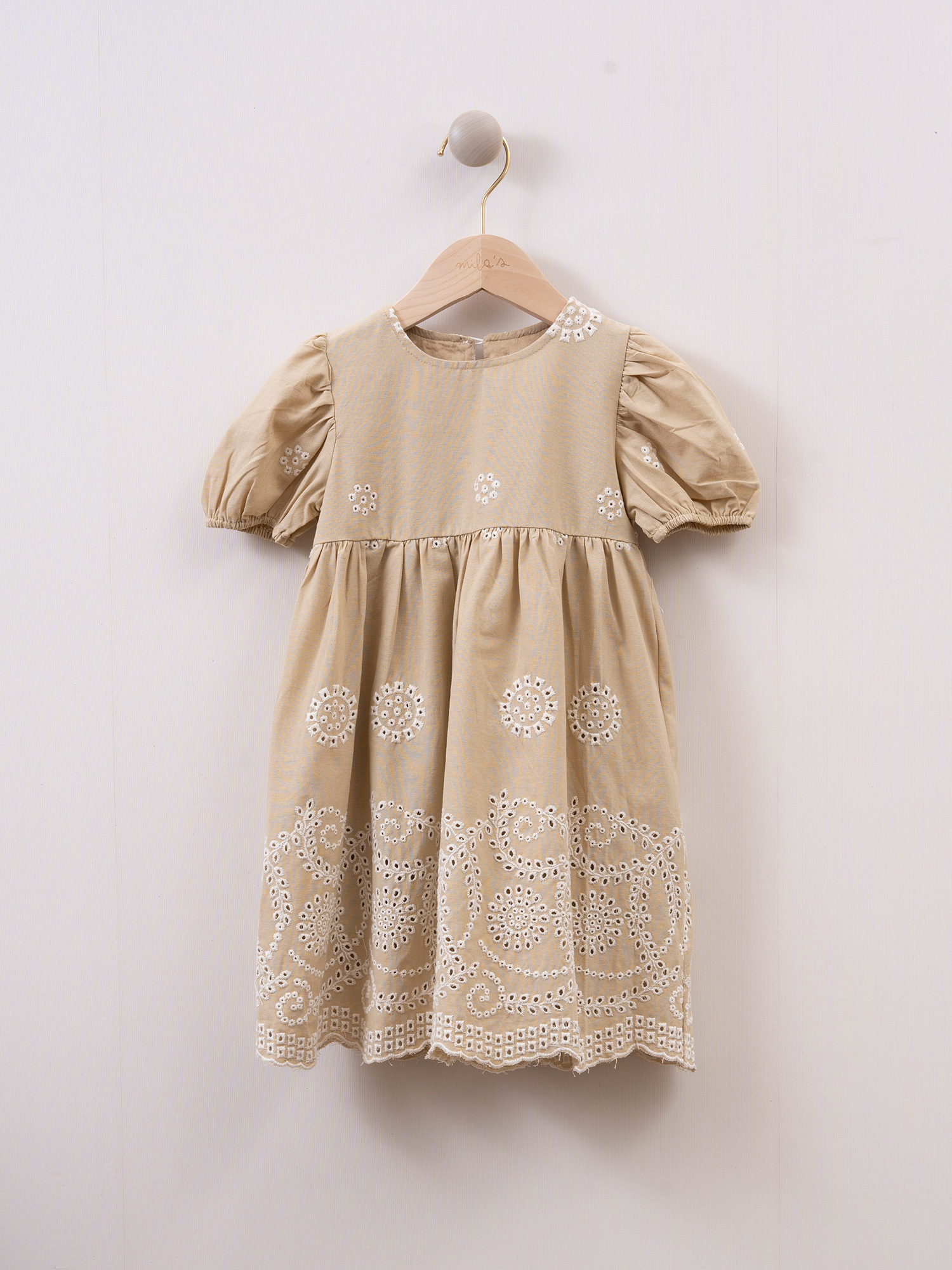 mila's 刺繡公主袖連身裙