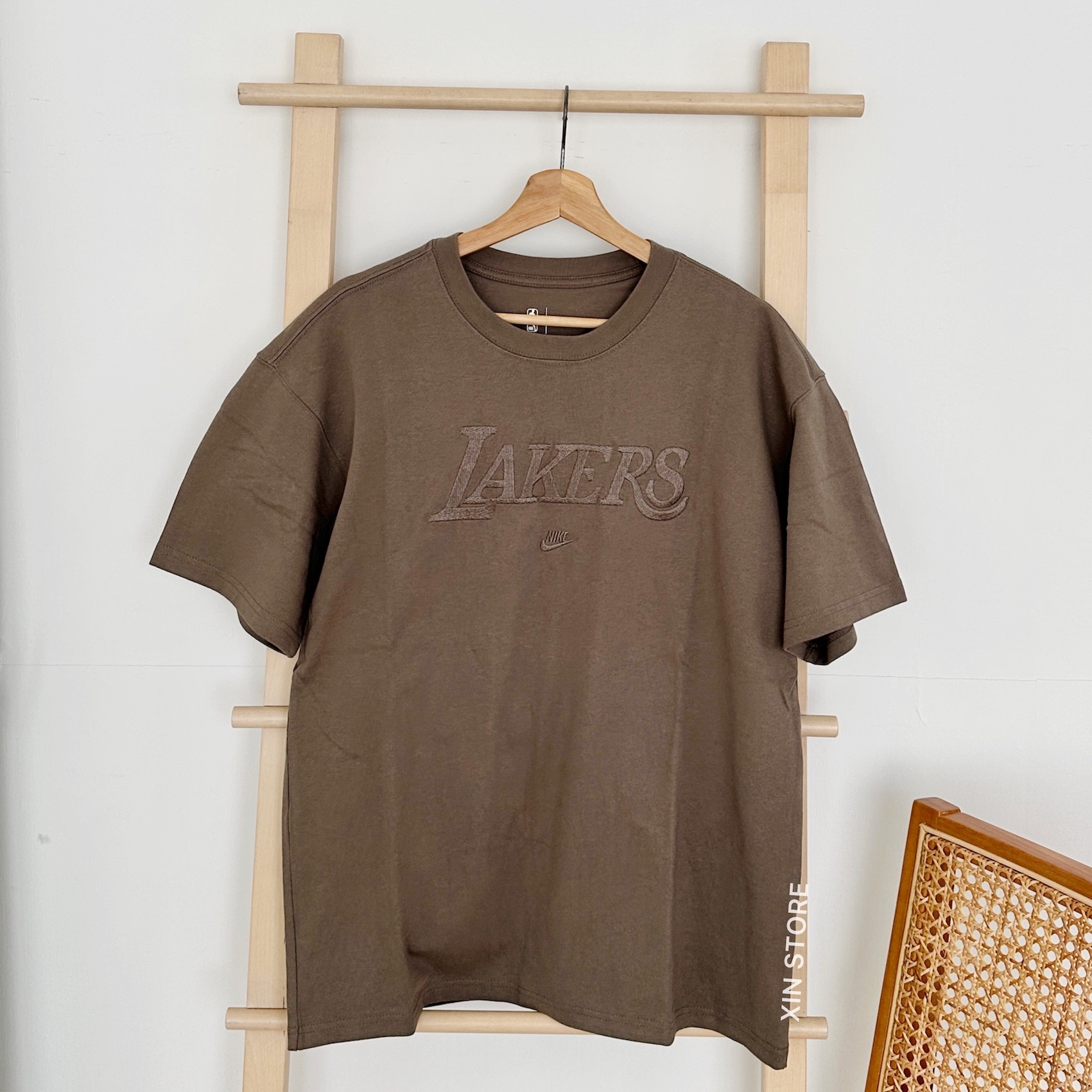 【現貨】Nike NBA Courtside Premium Essential 湖人隊 刺繡 短Tee 棕