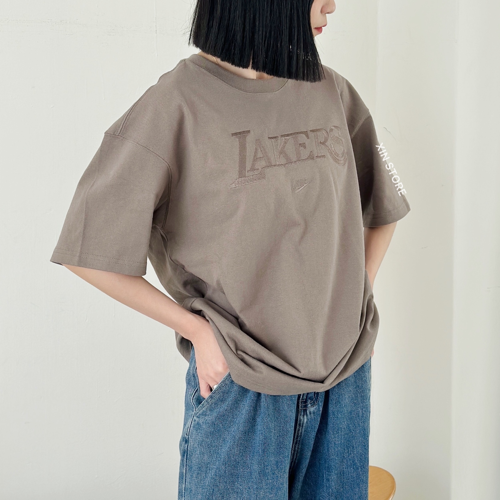 【現貨】Nike NBA Courtside Premium Essential 湖人隊 刺繡 短Tee 棕