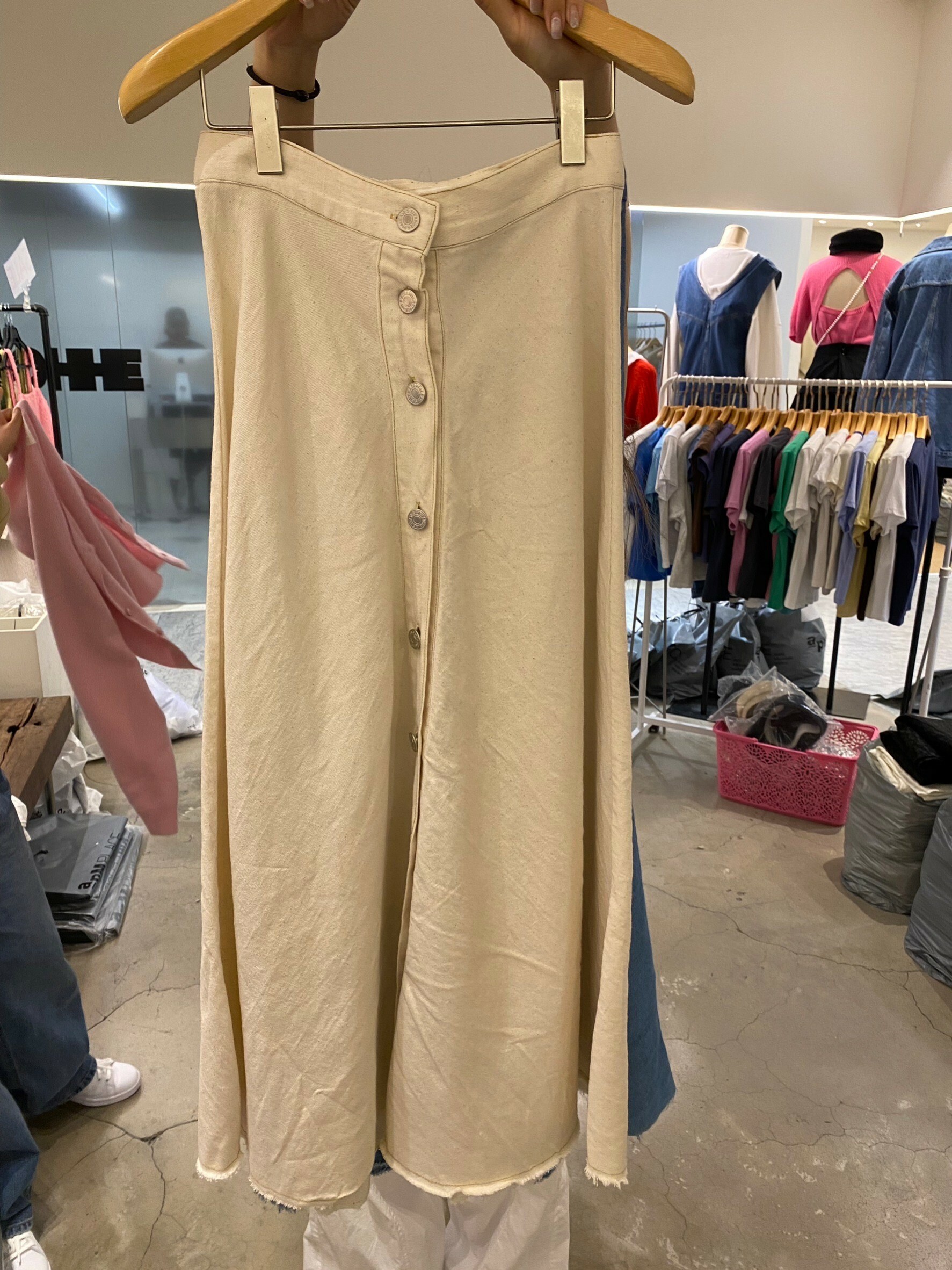 杏 排釦薄款牛仔長裙