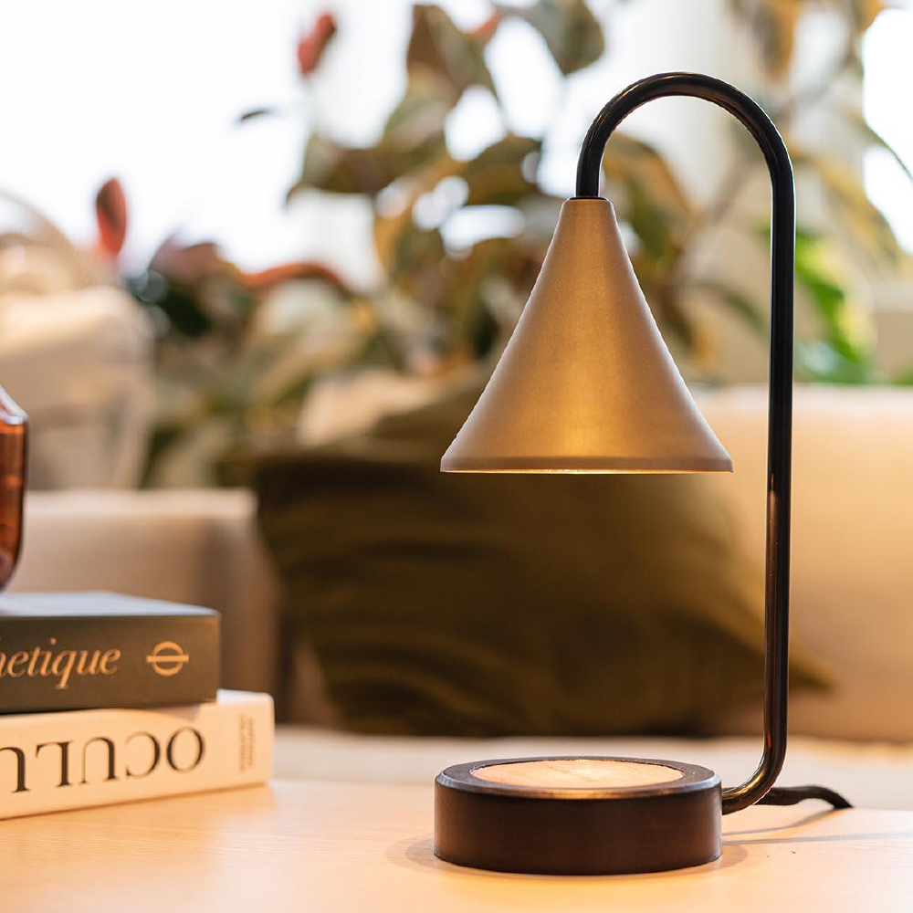 LumiAroma光氛流域-旋鈕式融燭燈,金屬燈罩,櫸木、胡桃木燈座,作為照明用燈也能營造氣氛。