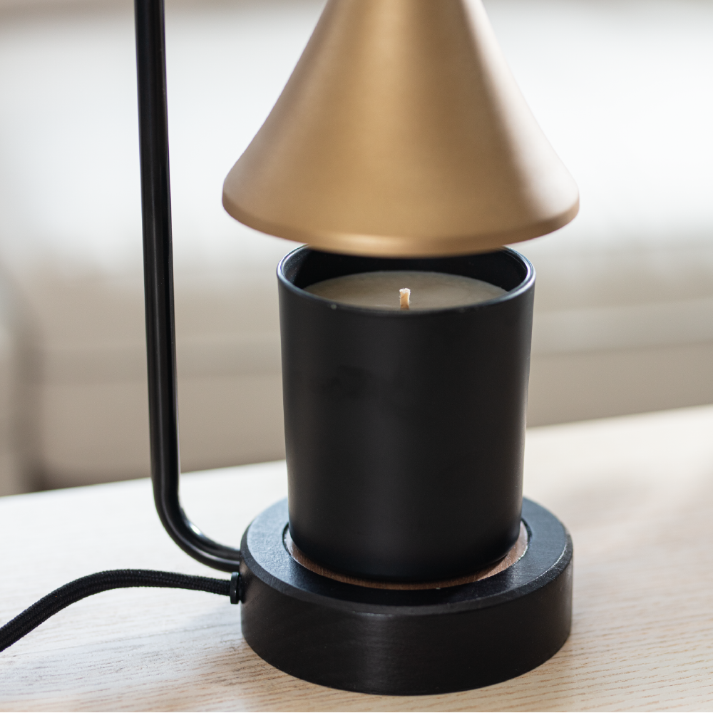 LumiAroma光氛流域-旋鈕式融燭燈,簡約金屬線條搭配柔和光線與色溫,空間添加溫暖、放鬆的感覺。