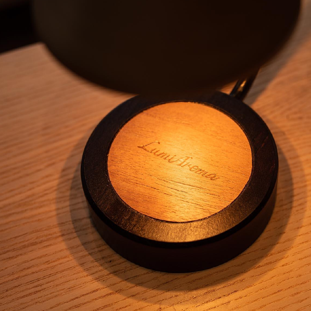 LumiAroma光氛流域-旋鈕式融燭燈,木質燈座,搭配柔和的光線,溫暖的香氛氣息傳達到每個角落。