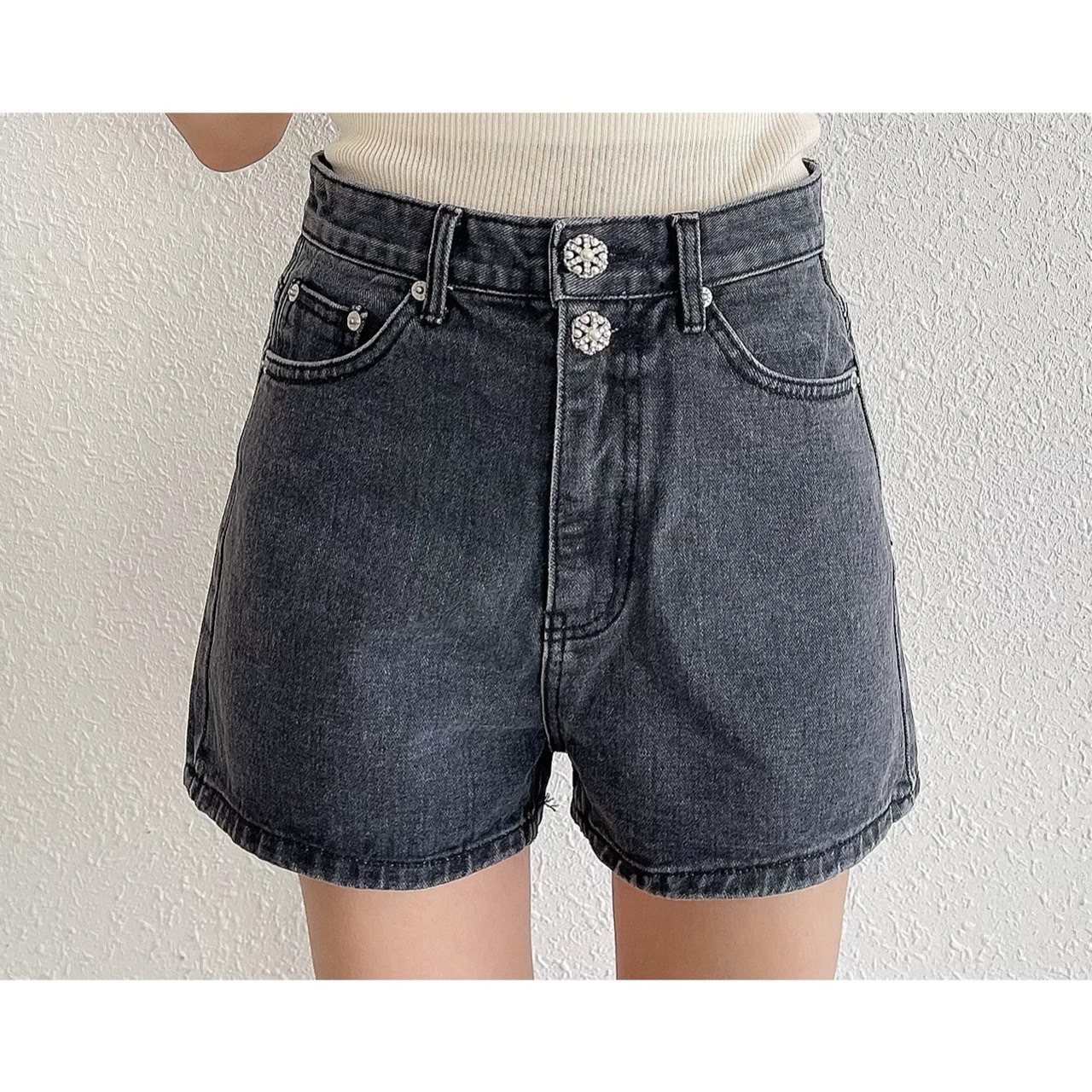 🔥07.26直播新品］💕最美小香牛仔褲］🇰🇷正韓高腰超美排釦珍珠鑽牛仔短褲（S-L黑灰色/兩色）