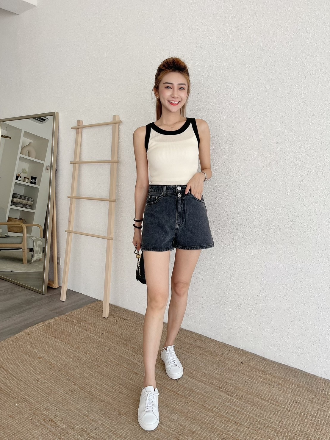 🔥07.26直播新品］💕最美小香牛仔褲］🇰🇷正韓高腰超美排釦珍珠鑽牛仔短褲（S-L黑灰色/兩色）