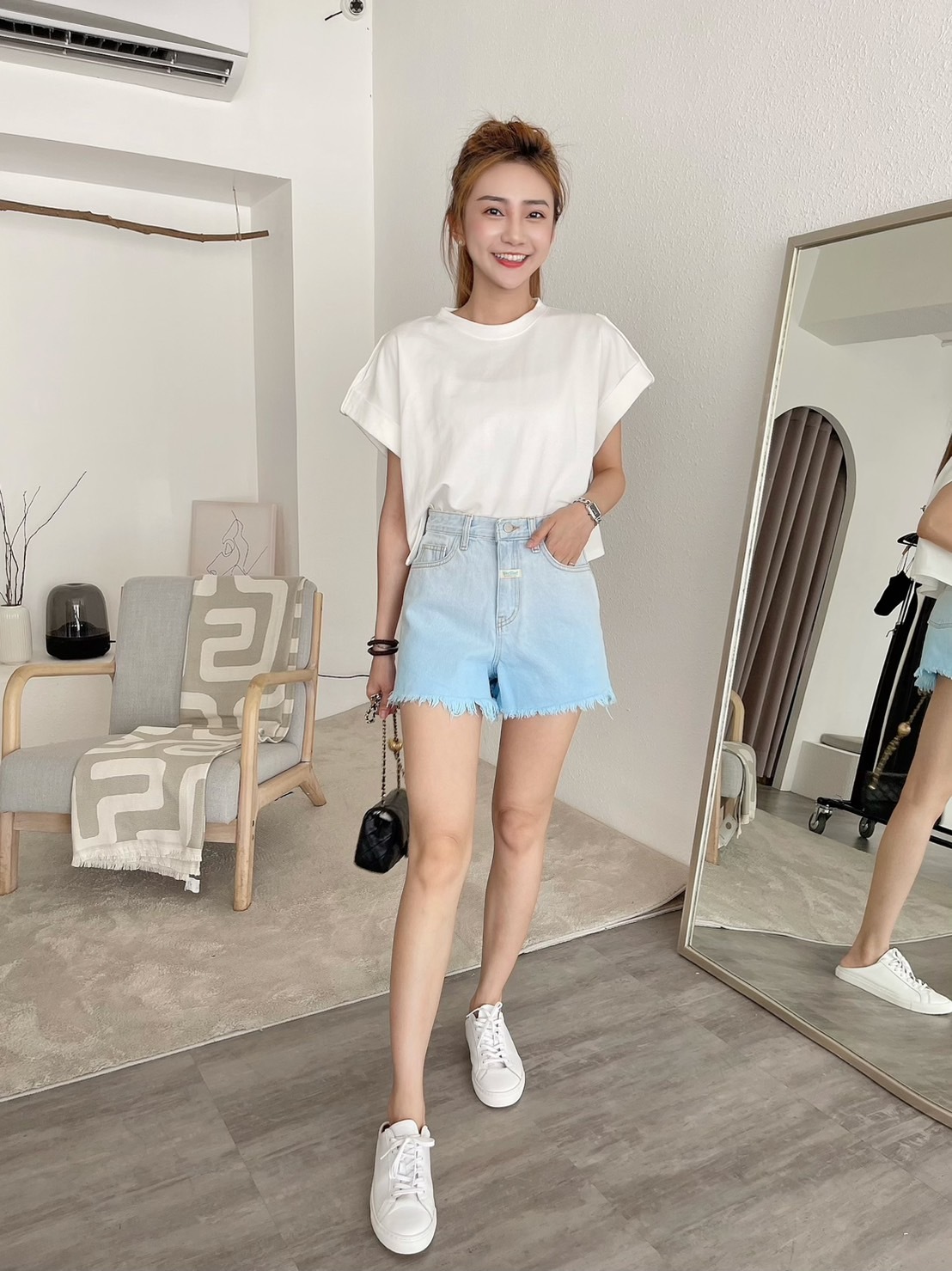 🔥07.26直播新品］💥最有特色ㄉ短褲］🇰🇷正韓中高腰超美手工漸層鬚邊牛仔短褲（S-L漸層藍/兩色）