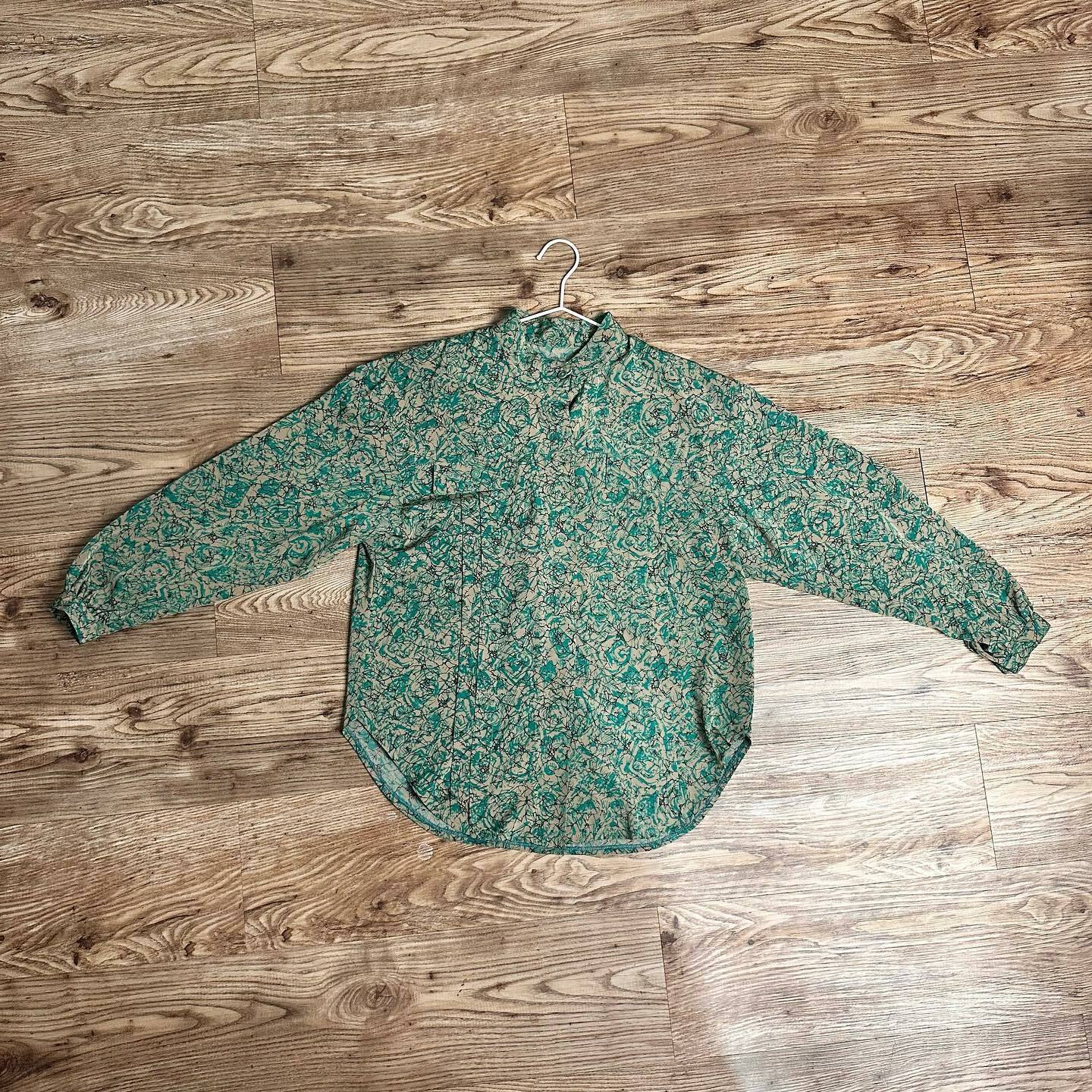 綠色塗鴉風長袖上衣