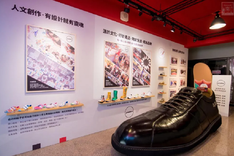 【南人幫- Life in Tainan】全台首創“鞋”觀光工廠，完全近距離參觀生產線，還有專人導覽，最後來設計製作一雙獨一無二真的可以穿的鞋子~